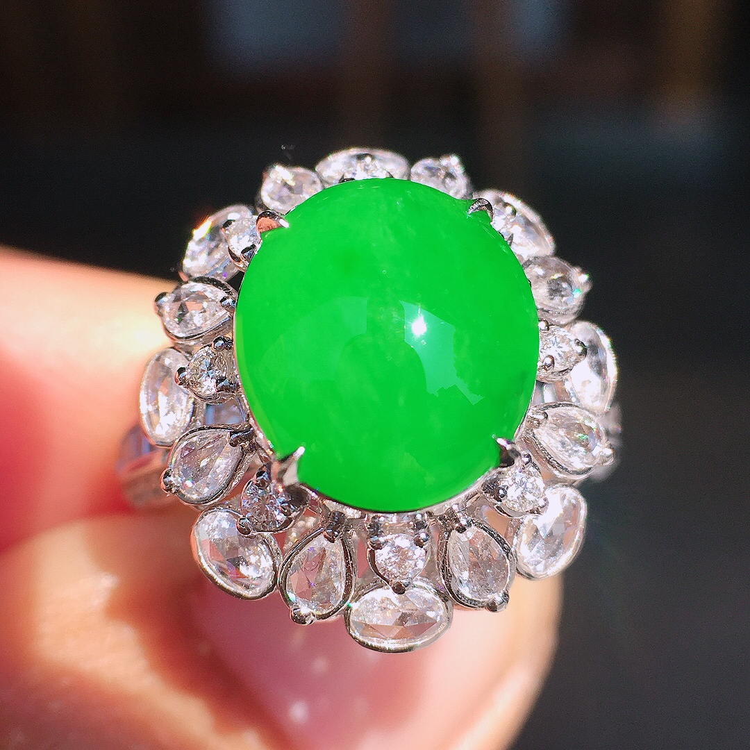 阳绿蛋面戒指，色泽均匀艳丽，玉质细腻，荧光感超
强，饱满圆润，尽显优雅气质，18k
金豪华镶嵌