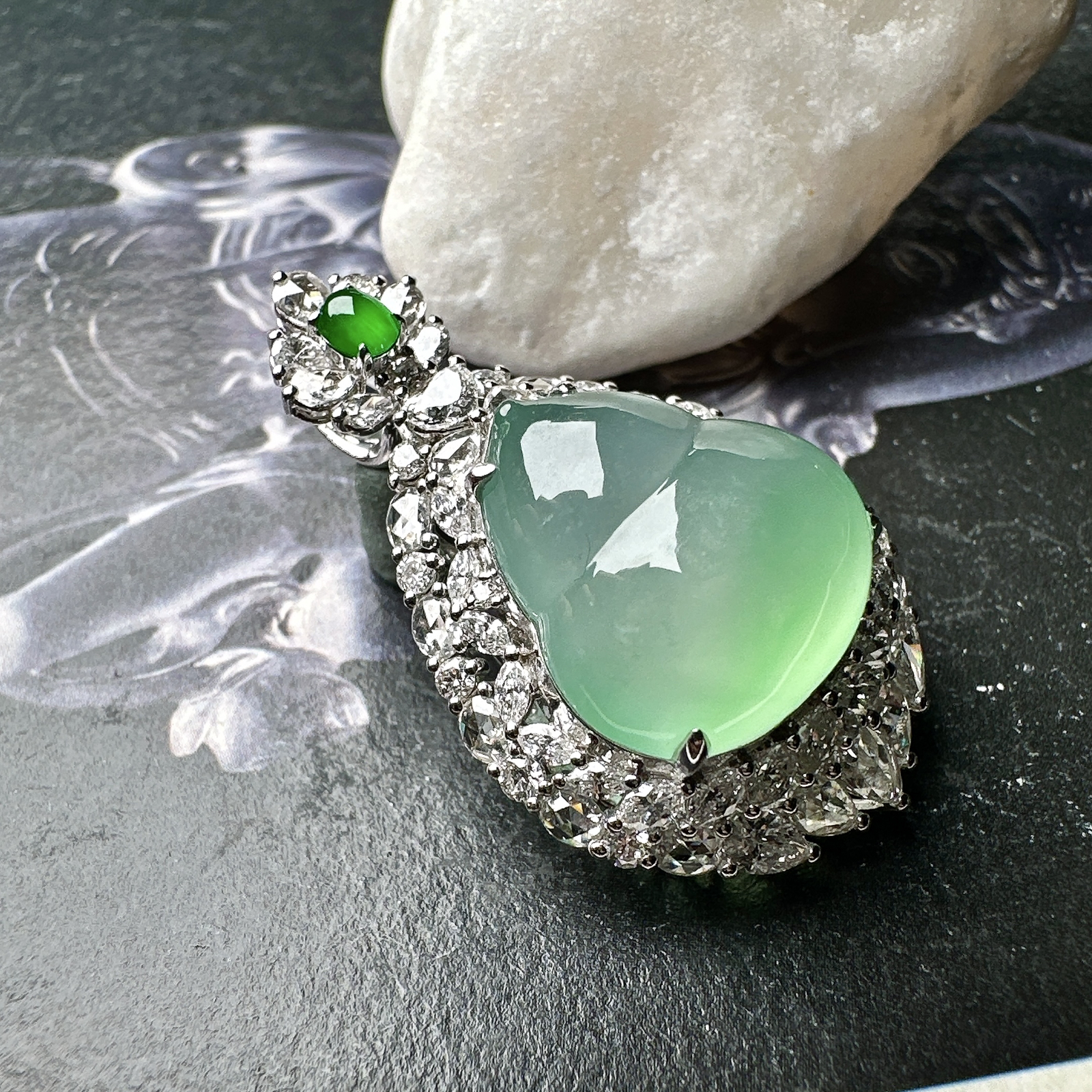 【冰种飘绿葫芦吊坠】质地细腻清爽，荧光感强烈，起刚光强烈，18K金钻镶嵌，裸石尺寸15.5*14.1