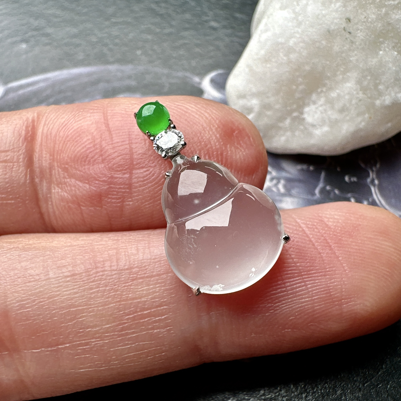 【玻璃种葫芦吊坠】质地细腻清爽，荧光感强烈，起刚光强烈，18K金钻镶嵌，裸石尺寸13.4*11.1*