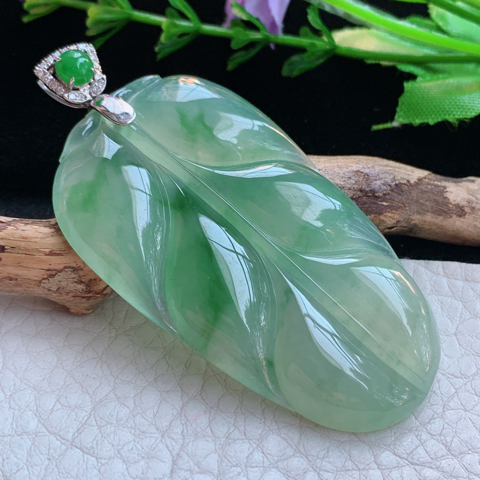 gp实拍66*5.*32.6*5.5缅甸翡翠a货精雕冰飘花大叶子玉吊坠 玉挂件
