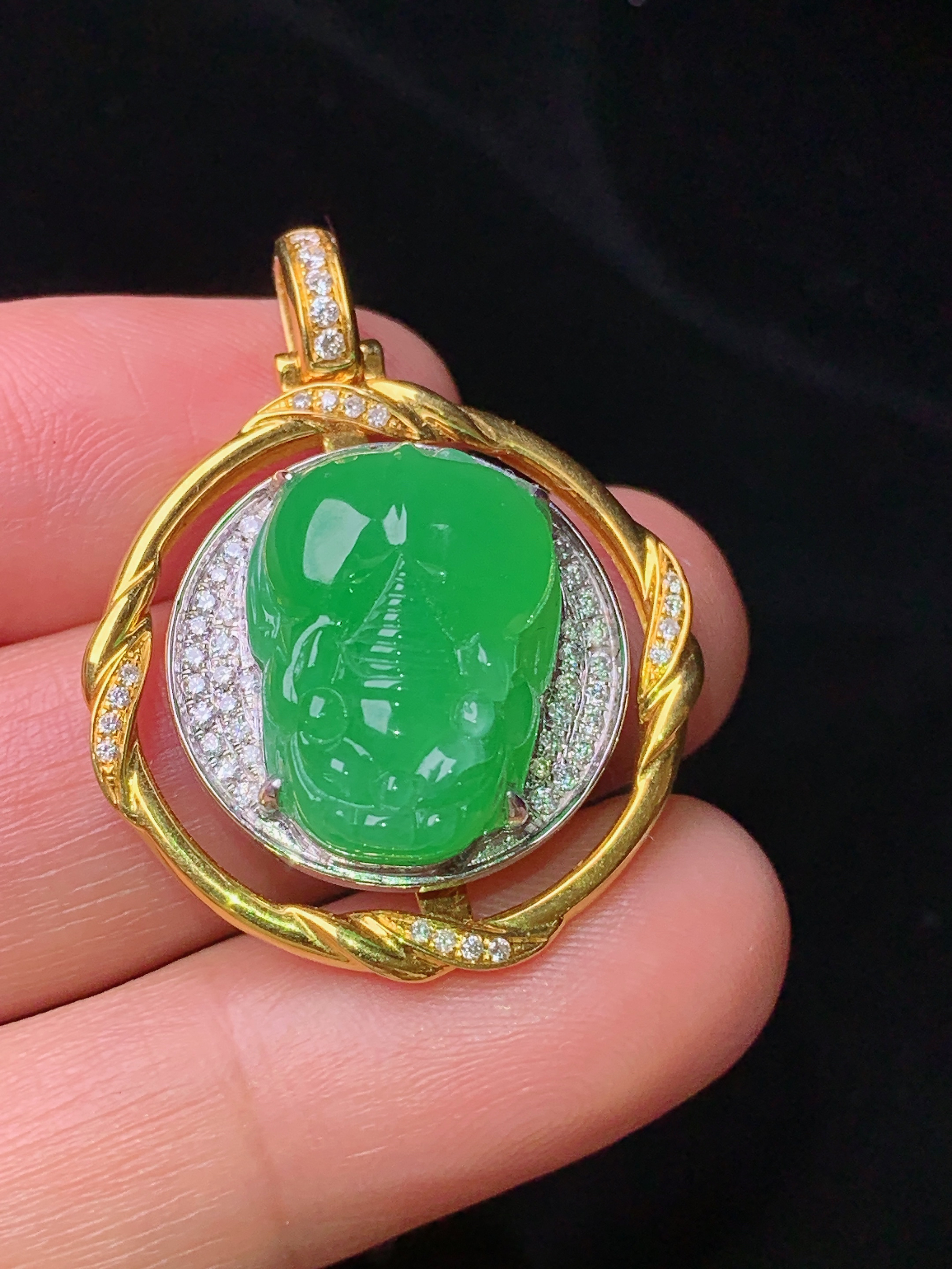 18k金钻镶嵌满绿貔貅吊坠 玉质细腻 色泽艳丽 整体尺寸33*25*9.8t3