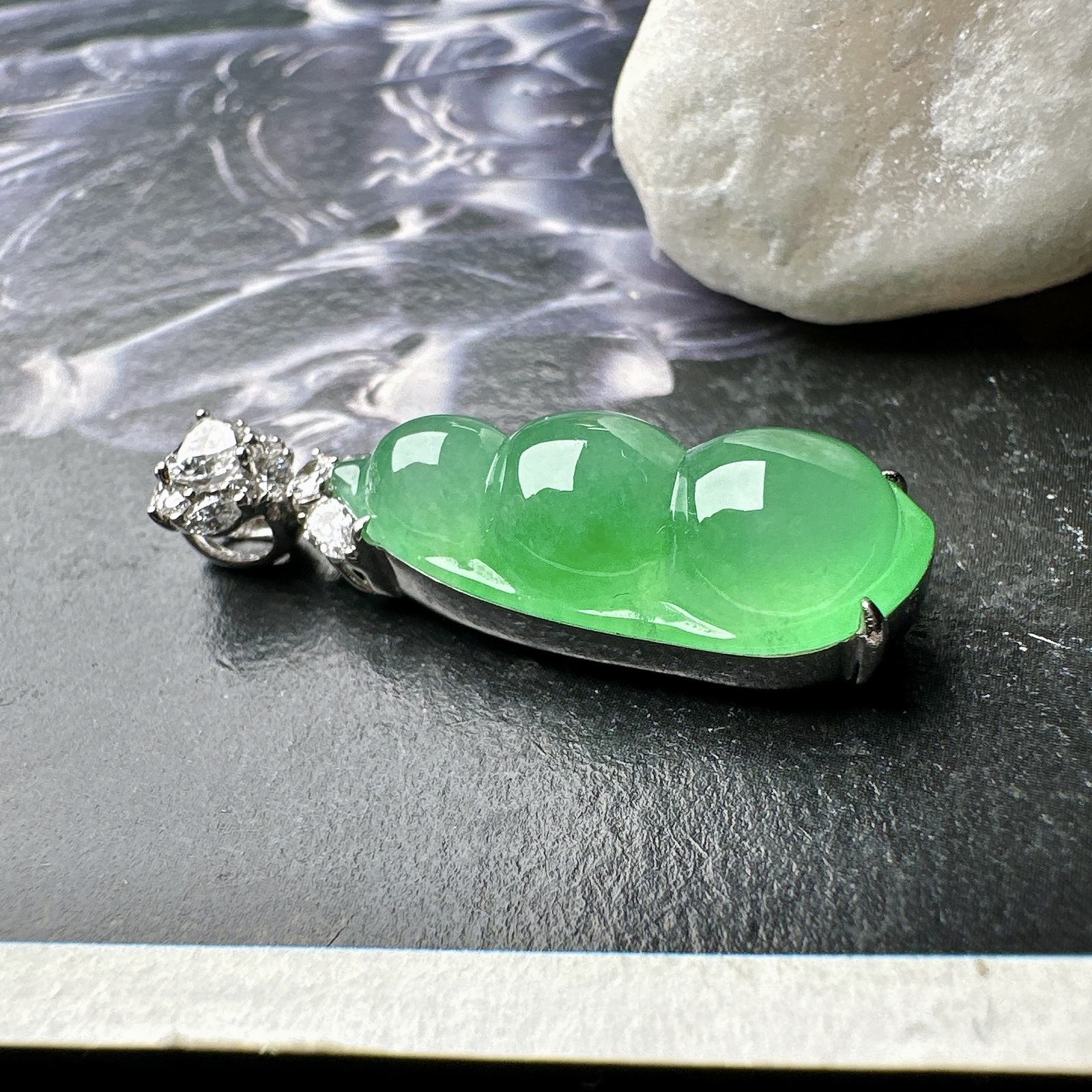 【冰种绿福豆吊坠】种地上乘，冰感十足，通透起光，饱满圆润，收藏品质，18k金钻镶嵌，裸石尺寸19.6*8.5*6毫米