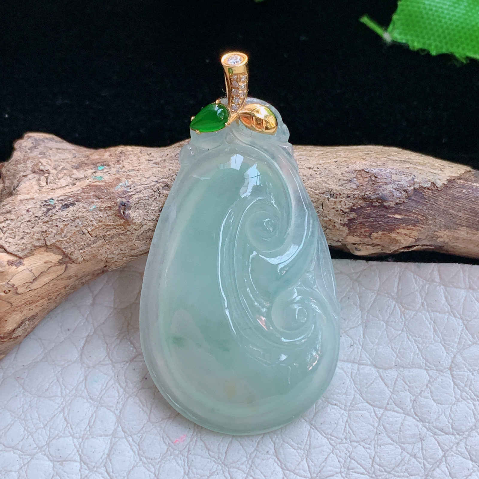 gp实拍38*20*5.2缅甸翡翠a货精雕冰晴如意玉吊坠 玉挂件