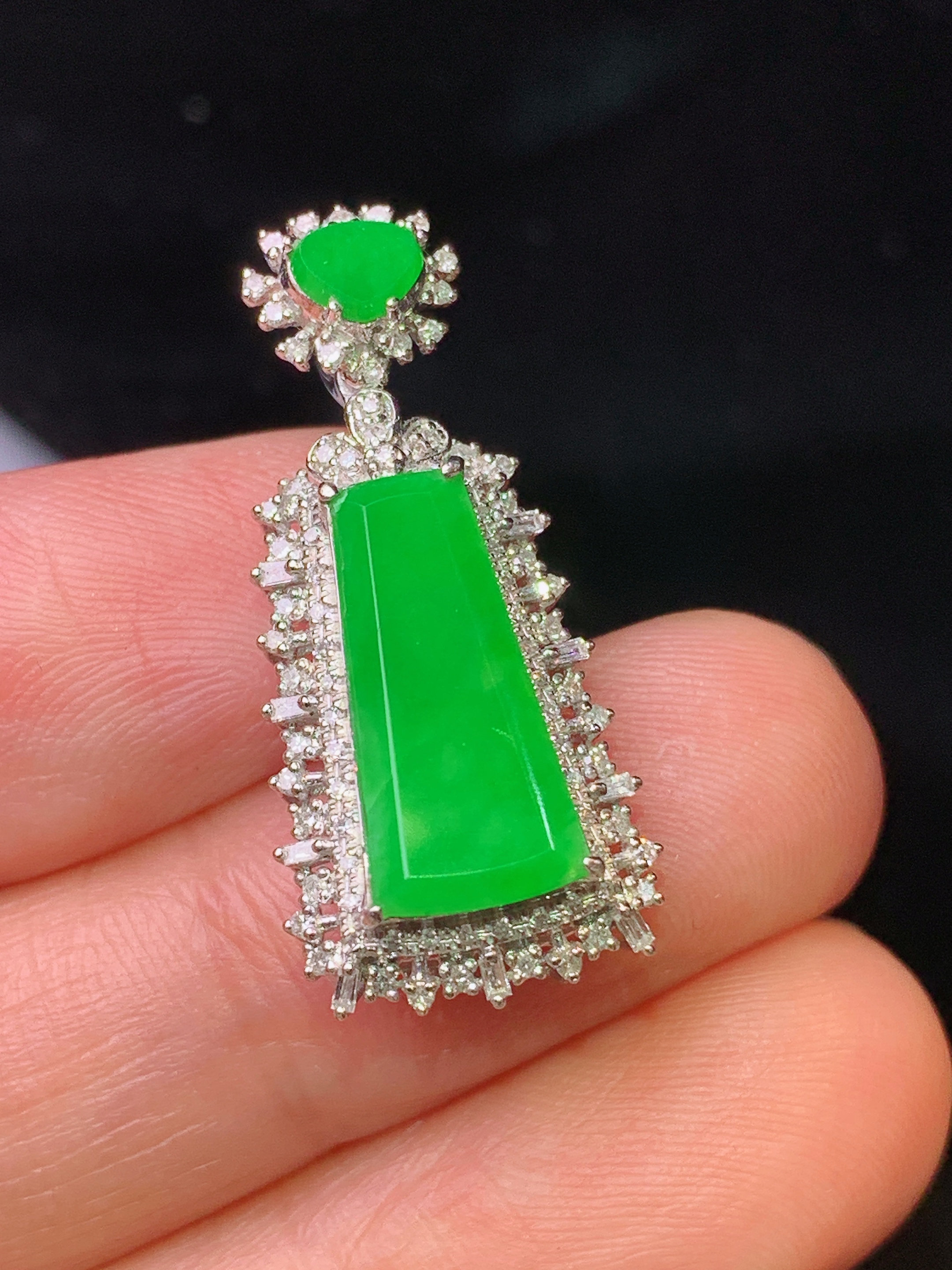 18k金钻镶嵌翠绿无事牌吊坠 玉质细腻 色泽艳丽 整体尺寸26.5*12.2*7x2