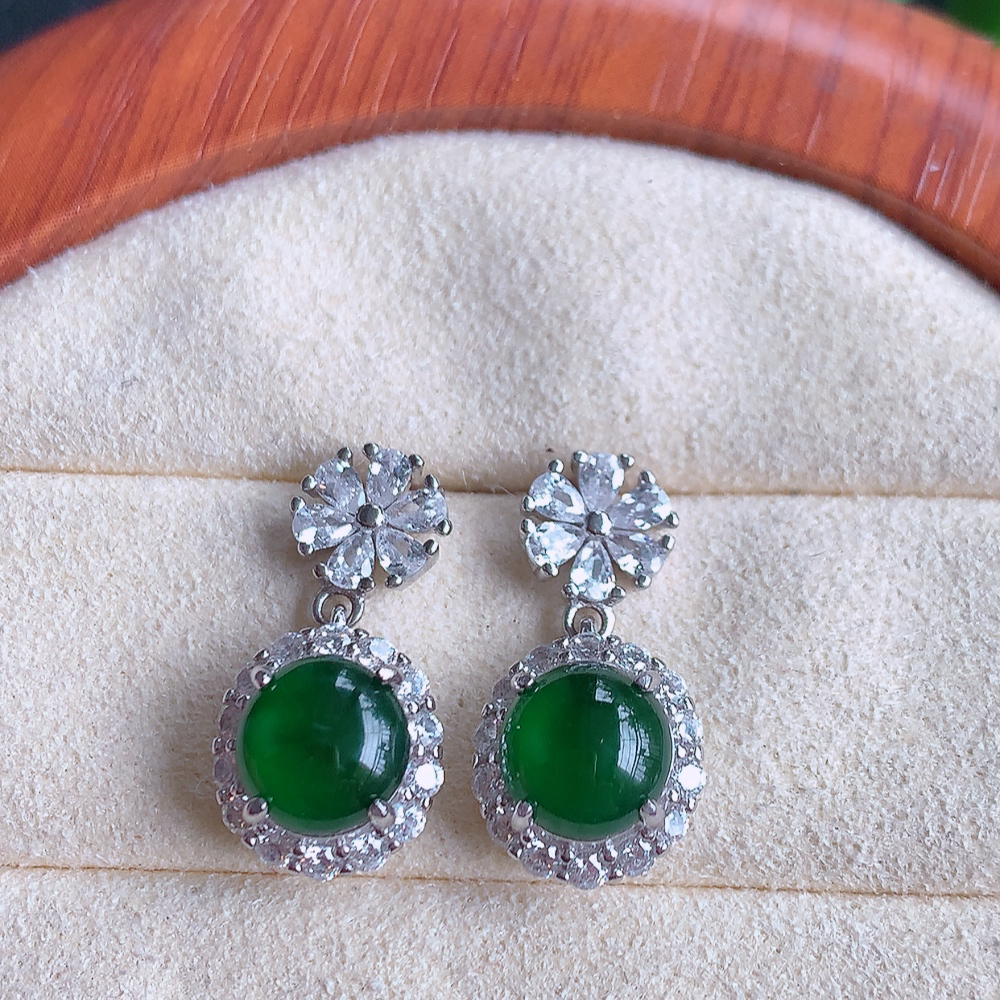 冰透满绿翡翠耳坠，自然光实拍，翠色灵动，颜色漂亮，种老水足，品相佳，佩戴佳品！W815.9  取一尺寸：20-10-6.5mm  裸石尺寸：7mm