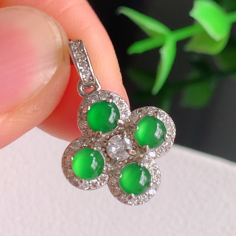 冰润满绿四叶草翡翠吊坠，平平安安，万事如意，沁人心脾，清秀高雅，925银镶  W481.9  整体尺寸：21.8-14.8-5.2mm   裸石尺寸：3.5mm