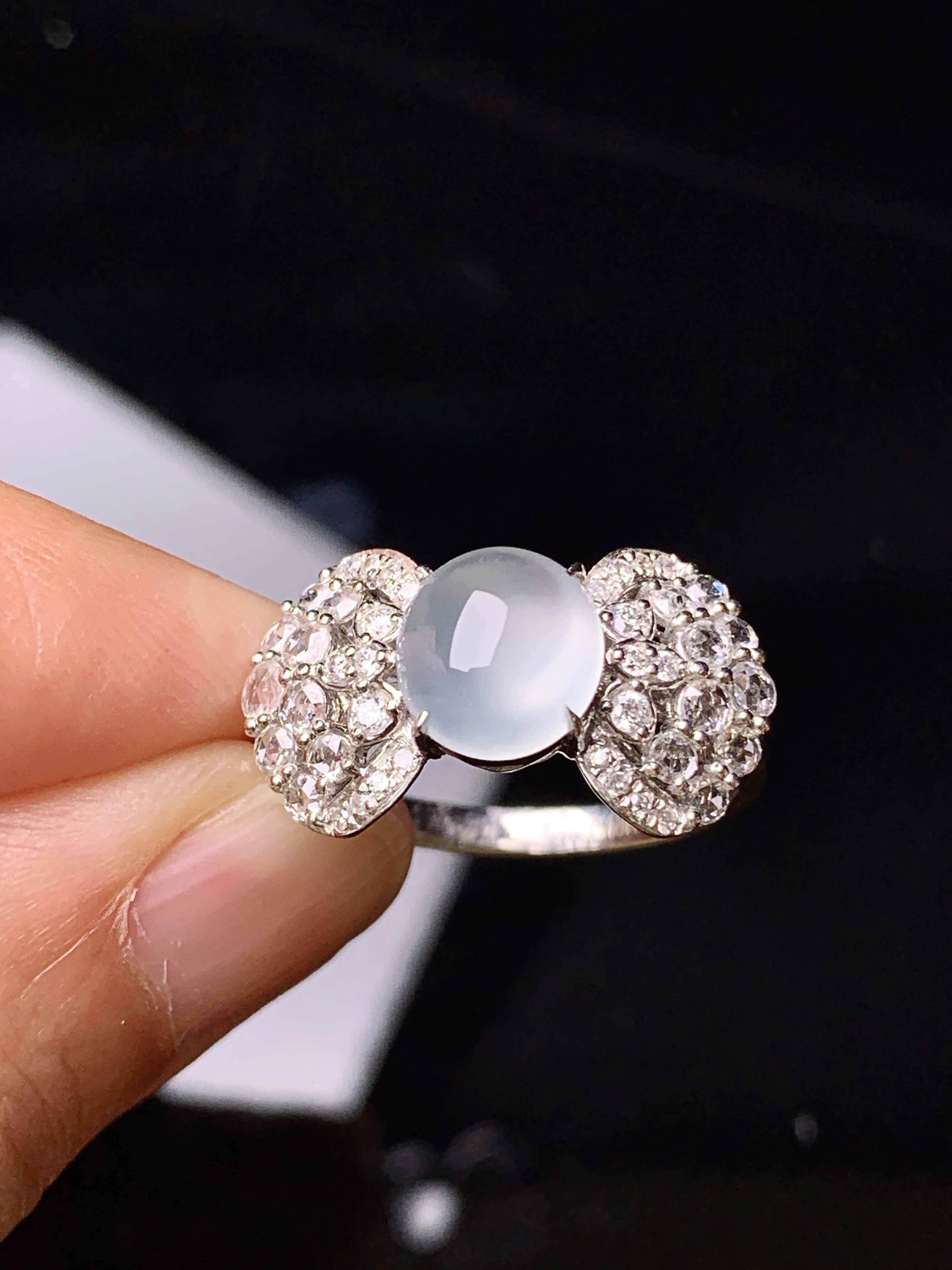 18k金钻镶嵌冰种蛋面戒指 玉质细腻 色泽艳丽 圈口14 整体尺寸8.2*7.5*3.8t1