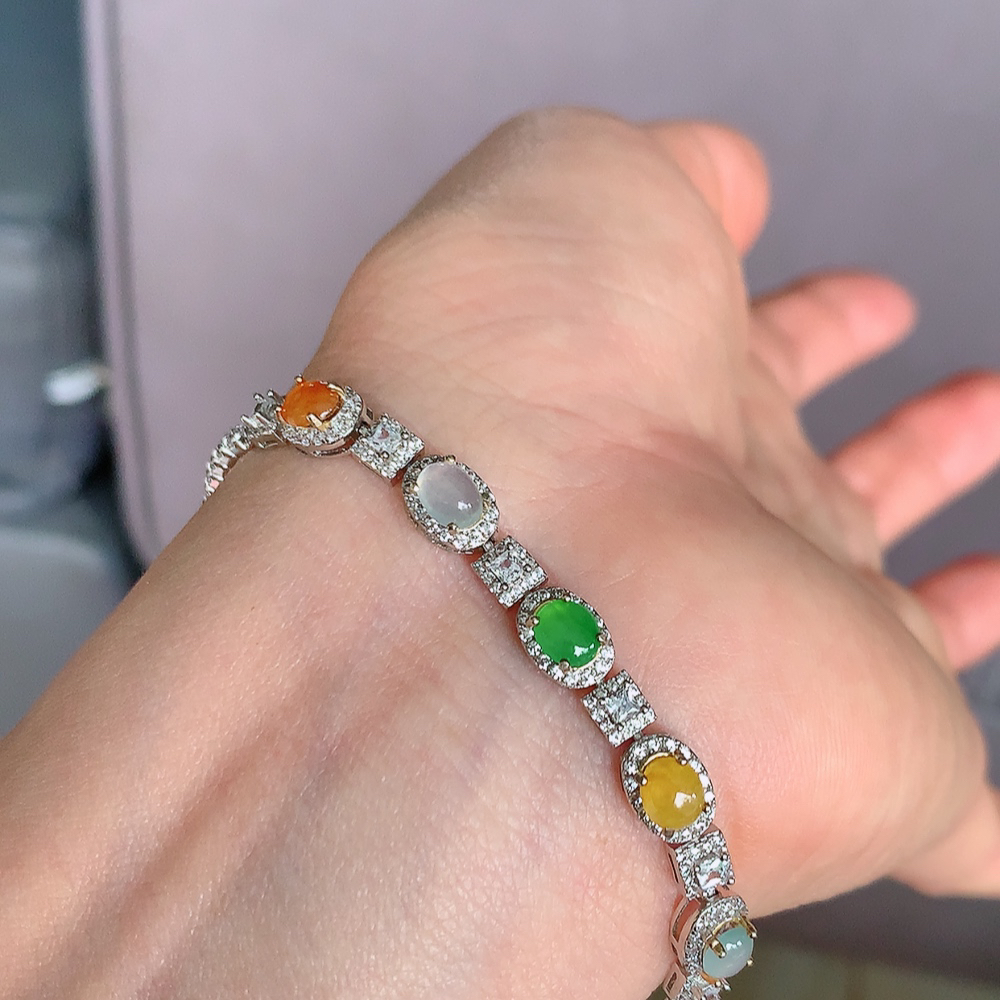 冰润翡翠多宝蛋面手链，水水润润，珠圆玉润，颜色鲜艳，妙明清净，清秀高雅，佩戴效果优雅迷人！性价比超值 W815.9  尺寸：68-5.8-5.6mm  取一裸石尺寸：5.8-4mm