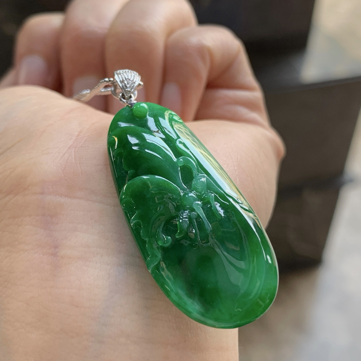 金扣辣绿色吊坠^_^颜色鲜艳 玉质温润