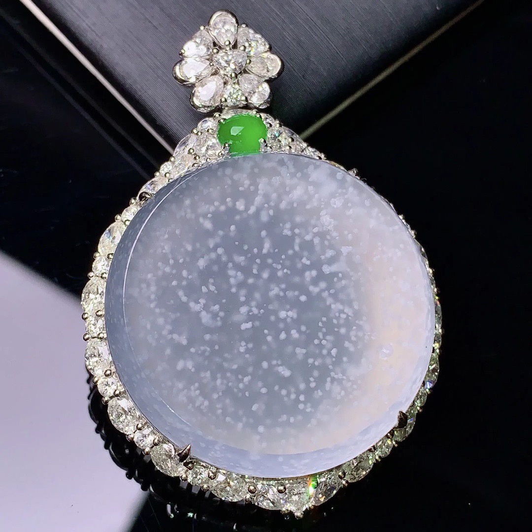 18k金钻镶嵌木那料雪花棉圆牌吊坠 玉质细腻 色泽清新艳丽 整体尺寸48.6*33.8*12.5t1