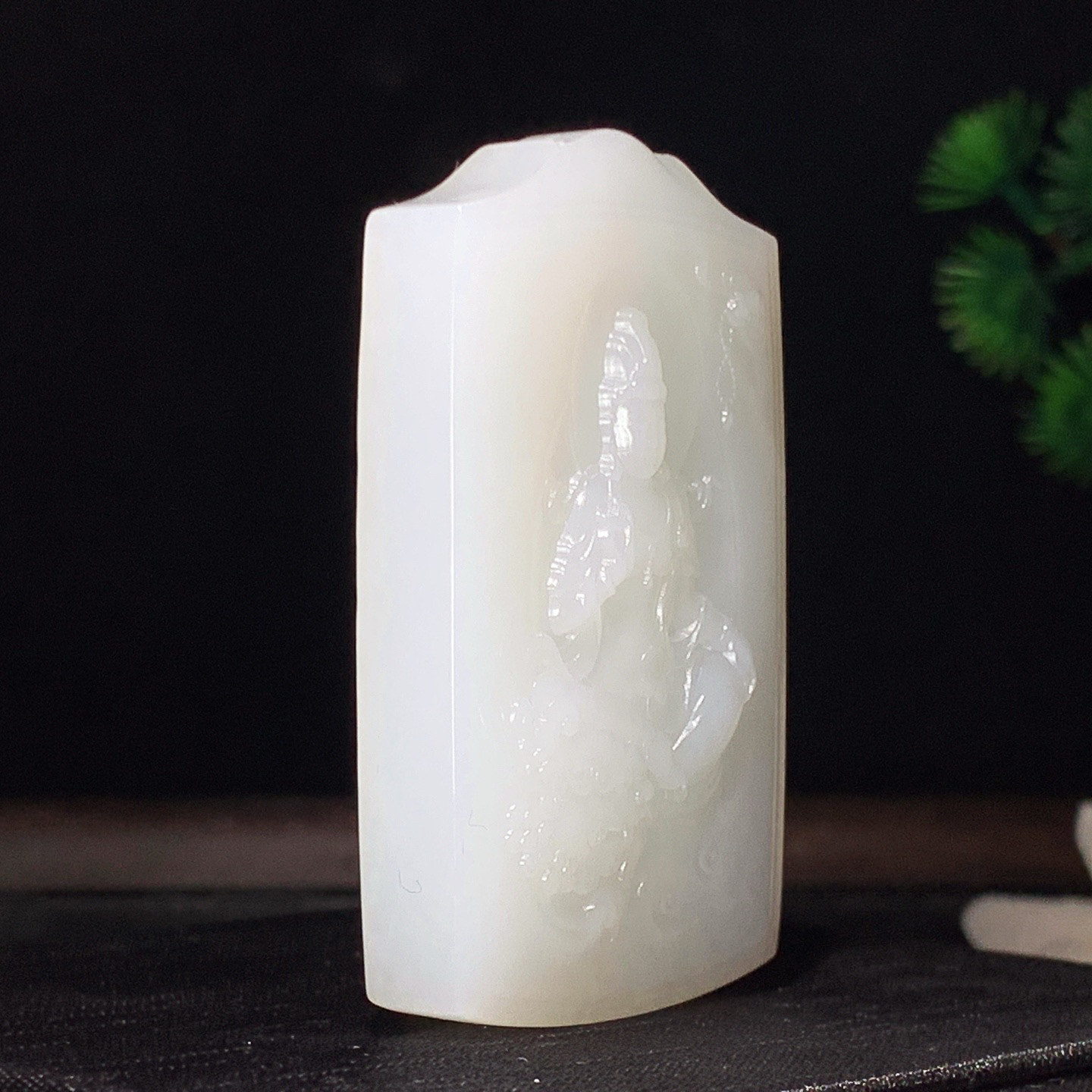 新疆和田玉羊脂白玉文殊观音挂件。尺寸59/35/11重56.5克。玉质细腻油润。手推出油。佩戴高端典雅。lt260310