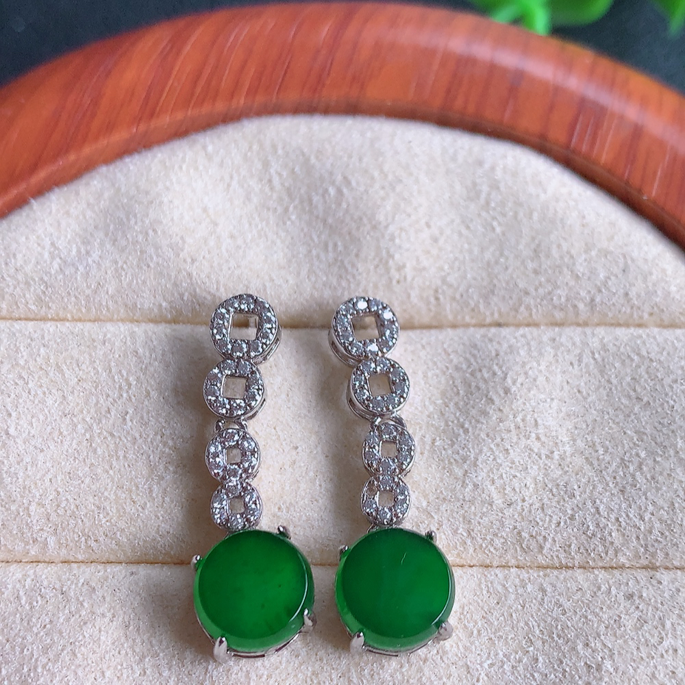 冰透满绿翡翠耳坠，自然光实拍，翠色灵动，颜色漂亮，种老水足，品相佳，佩戴佳品！W481.9  取一尺寸：25.6-8-4.4mm  裸石尺寸：8mm