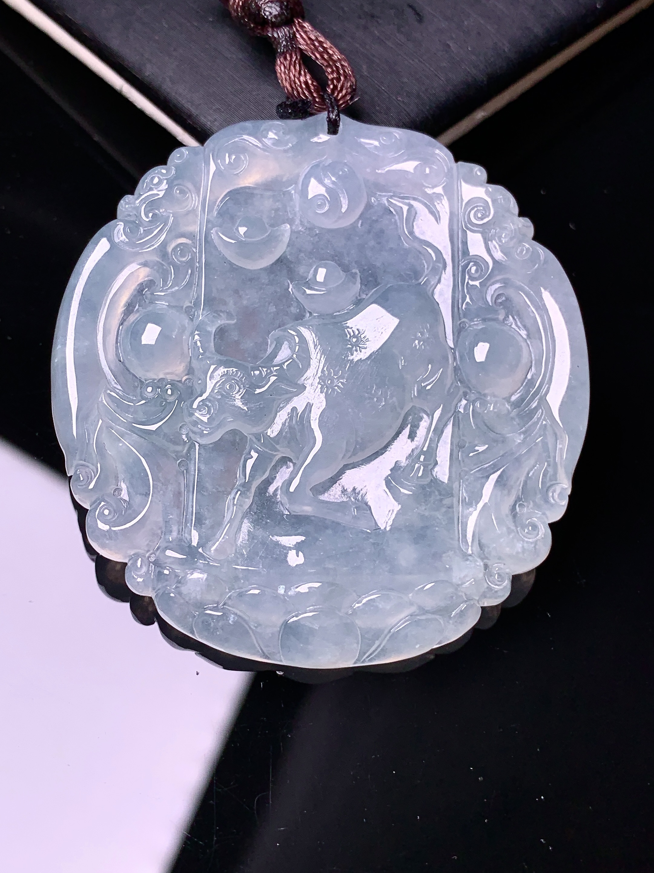 冰种生肖牛吊坠 玉质细腻 色泽艳丽清新 水润亮眼 整体尺寸47*44.2*4.8 b2