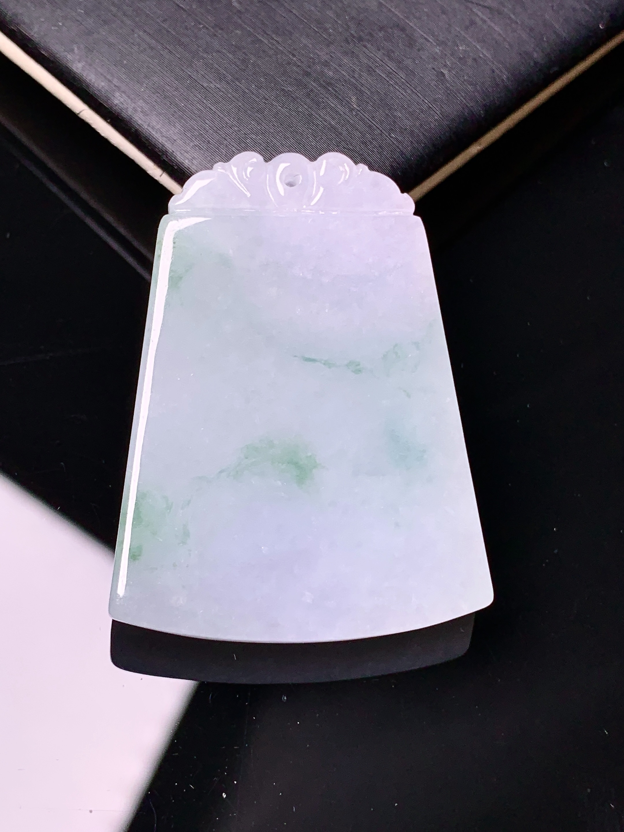 飘绿无事牌吊坠 玉质细腻 色泽艳丽清新 水润亮眼 整体尺寸37.5*28.2*5.3d1