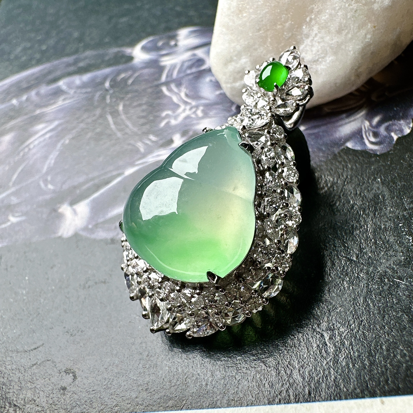 【冰种飘绿葫芦吊坠】质地细腻清爽，荧光感强烈，起刚光强烈，18K金钻镶嵌，裸石尺寸15.5*14.1*6.6毫米