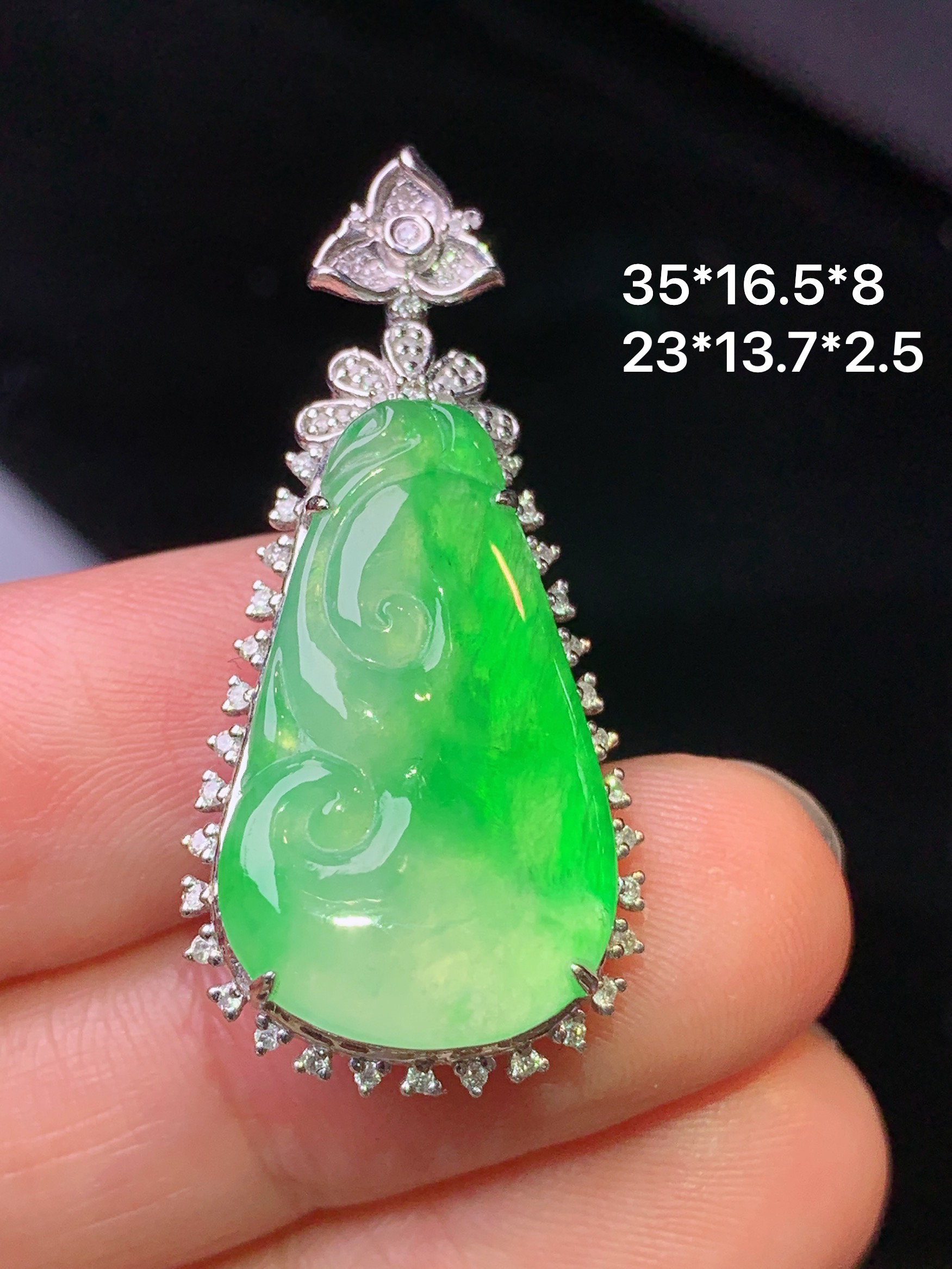 18k金钻镶嵌翠绿如意吊坠 玉质细腻 色泽艳丽 整体尺寸35*16.5*8x2