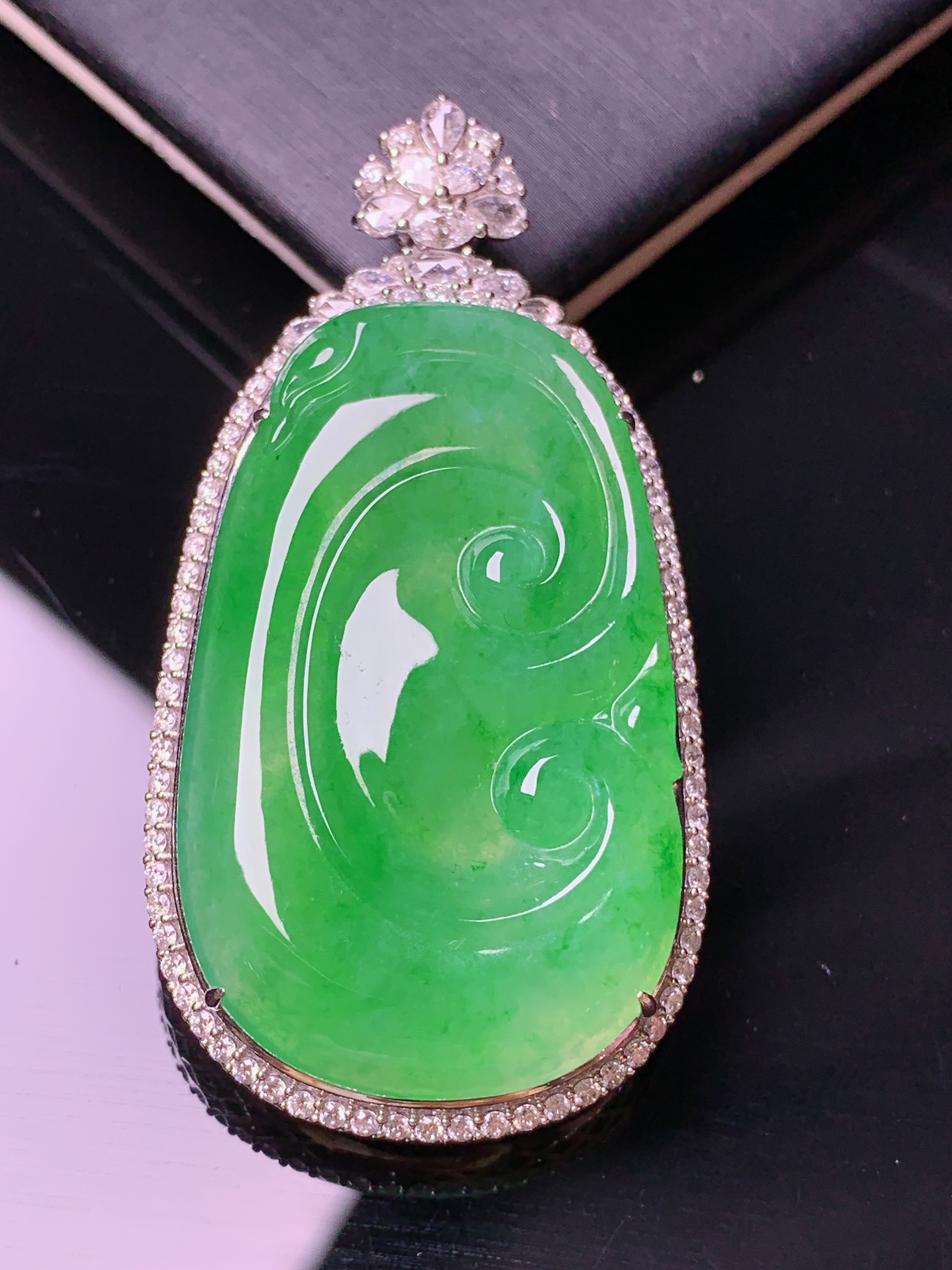 18k金钻镶嵌翠绿如意吊坠 玉质细腻 色泽艳丽 整体尺寸50.5*26.3*12.5t3