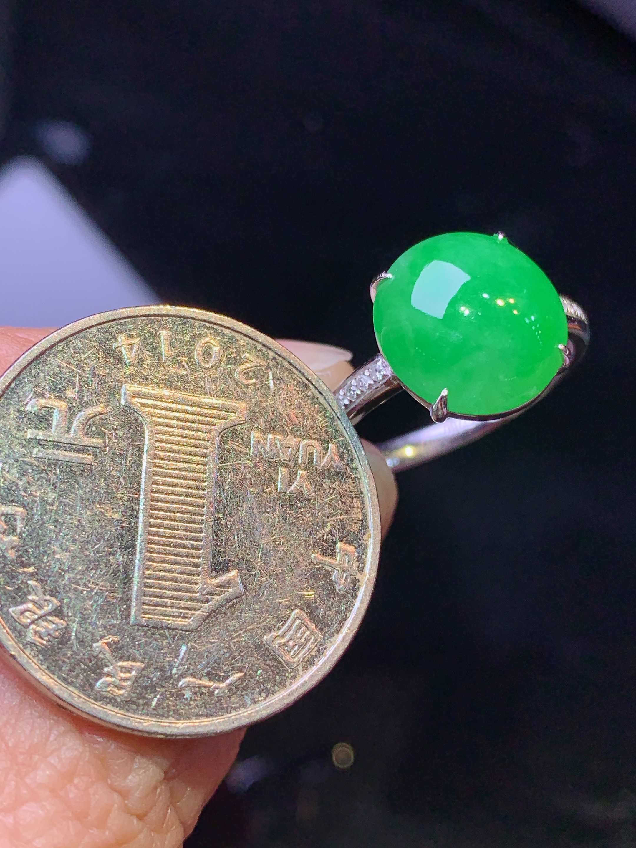 18k金钻镶嵌翠绿蛋面戒指 玉质细腻 色泽艳丽 圈口15 整体尺寸11.8*11*4y1