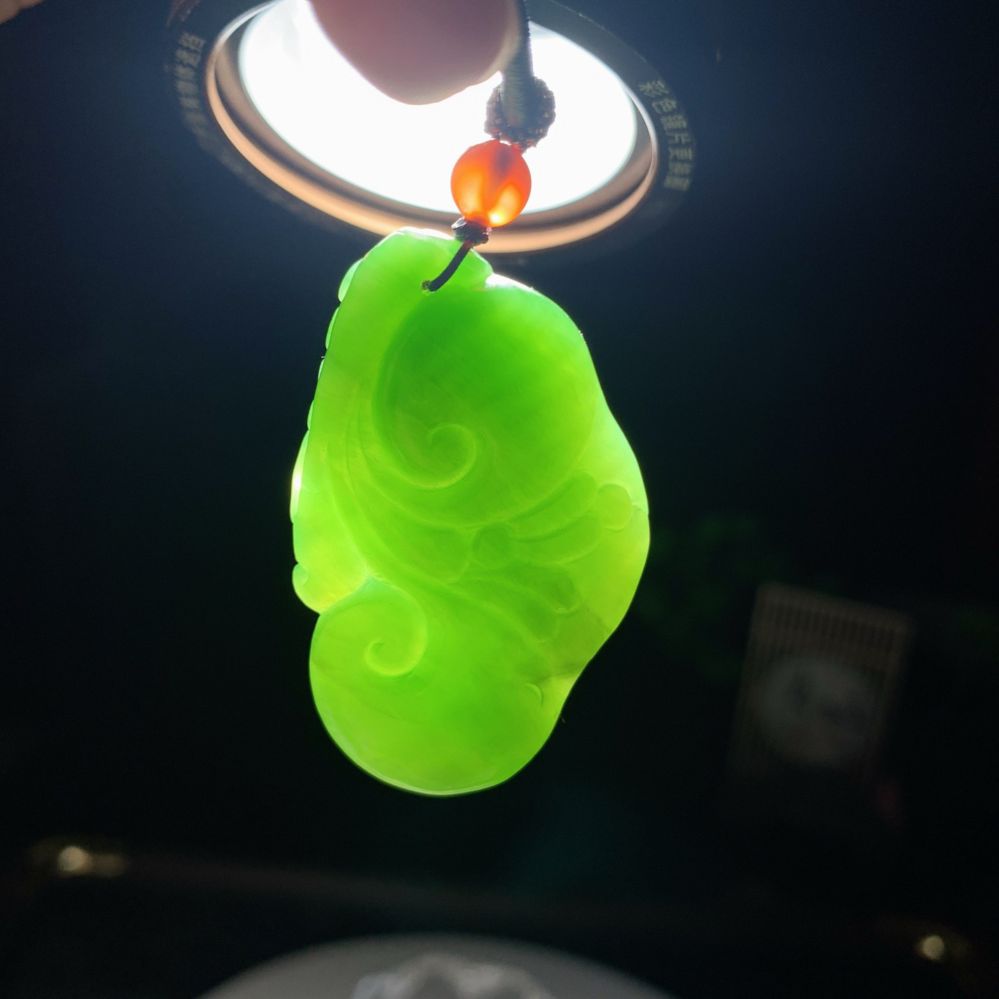 和田玉阳绿俄罗斯碧玉如意挂件。尺寸45/28/9重21.5克。玉质细腻油润。手推出油。佩戴高端典雅。lt260310