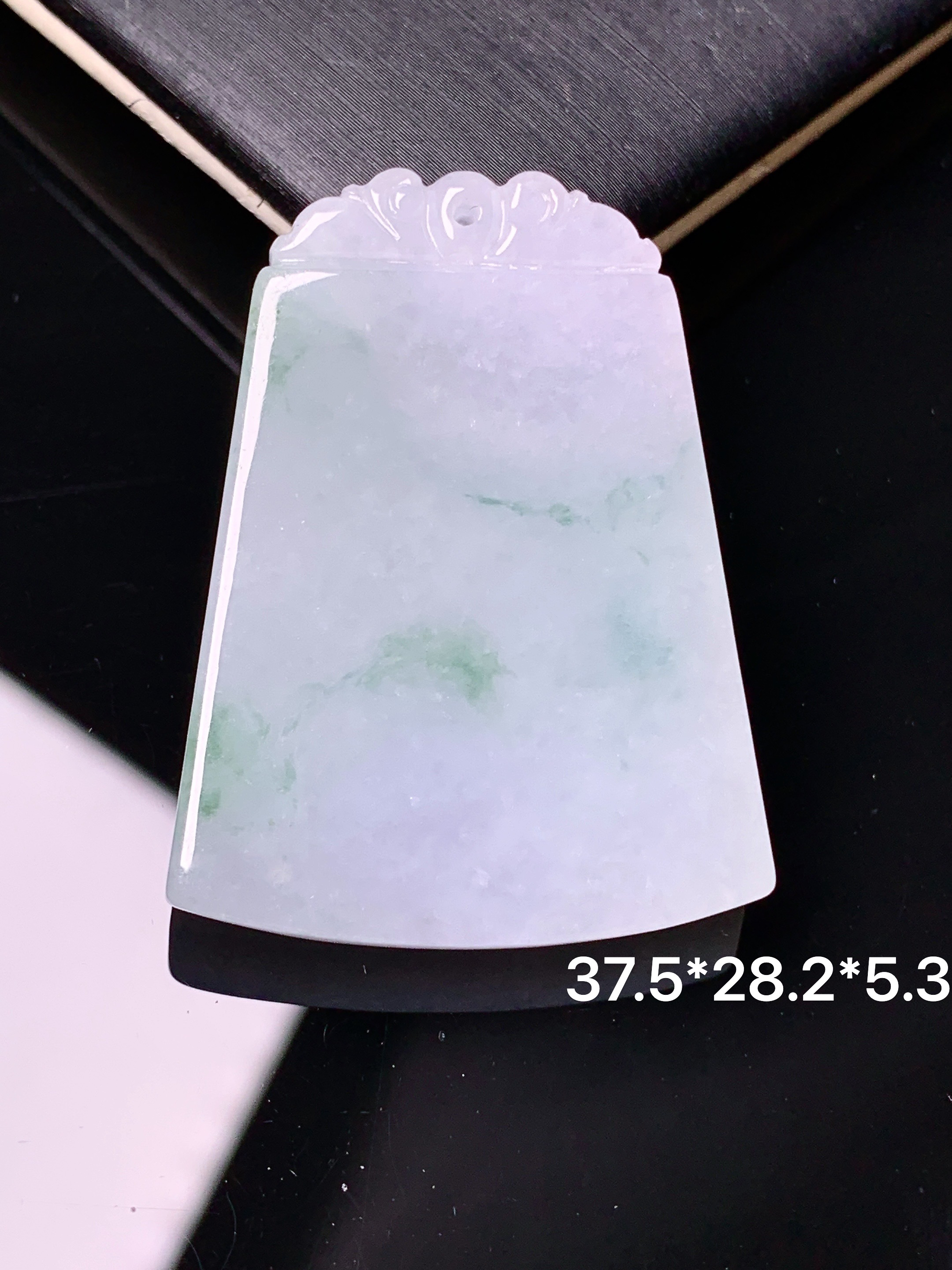 飘绿无事牌吊坠 玉质细腻 色泽艳丽清新 水润亮眼 整体尺寸37.5*28.2*5.3d1