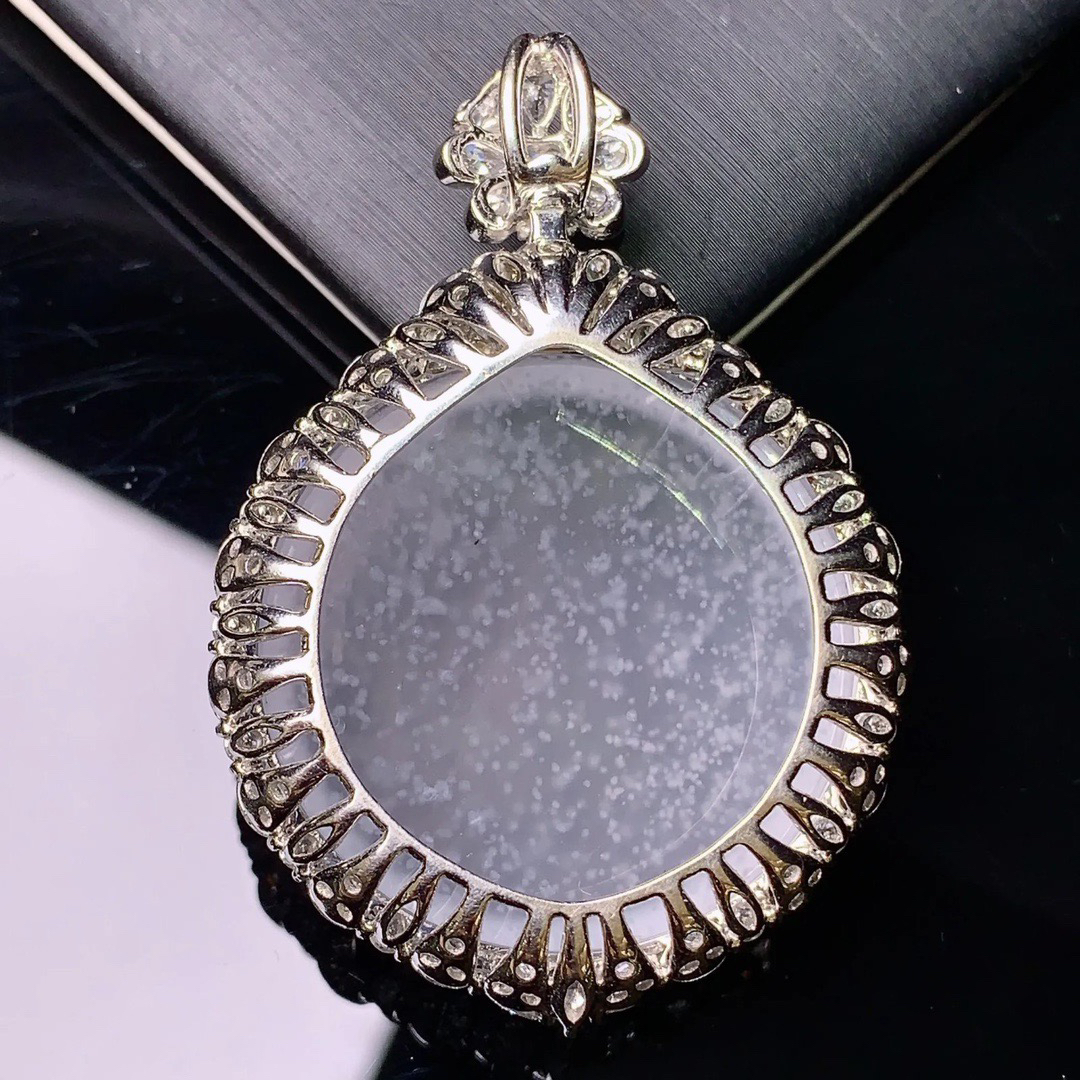 18k金钻镶嵌木那料雪花棉圆牌吊坠 玉质细腻 色泽清新艳丽 整体尺寸48.6*33.8*12.5t1