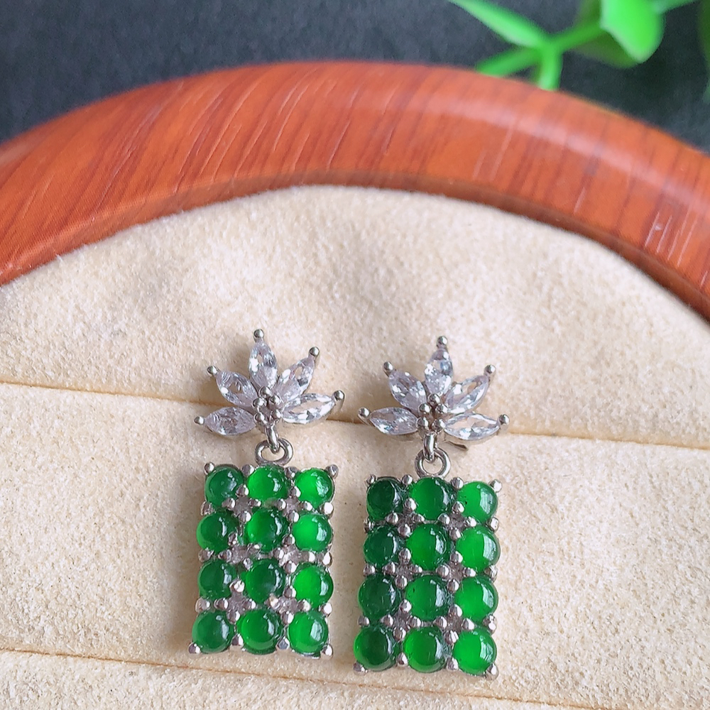 冰透满绿翡翠耳坠，自然光实拍，翠色灵动，颜色漂亮，种老水足，品相佳，佩戴佳品！W815.9  取一尺