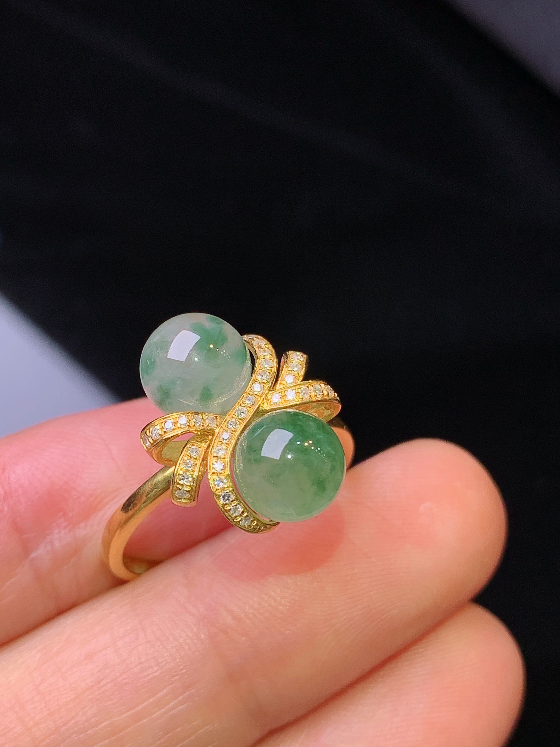 18k金钻镶嵌飘绿圆珠戒指 玉质细腻 色泽艳丽 圈口14 整体尺寸7t1