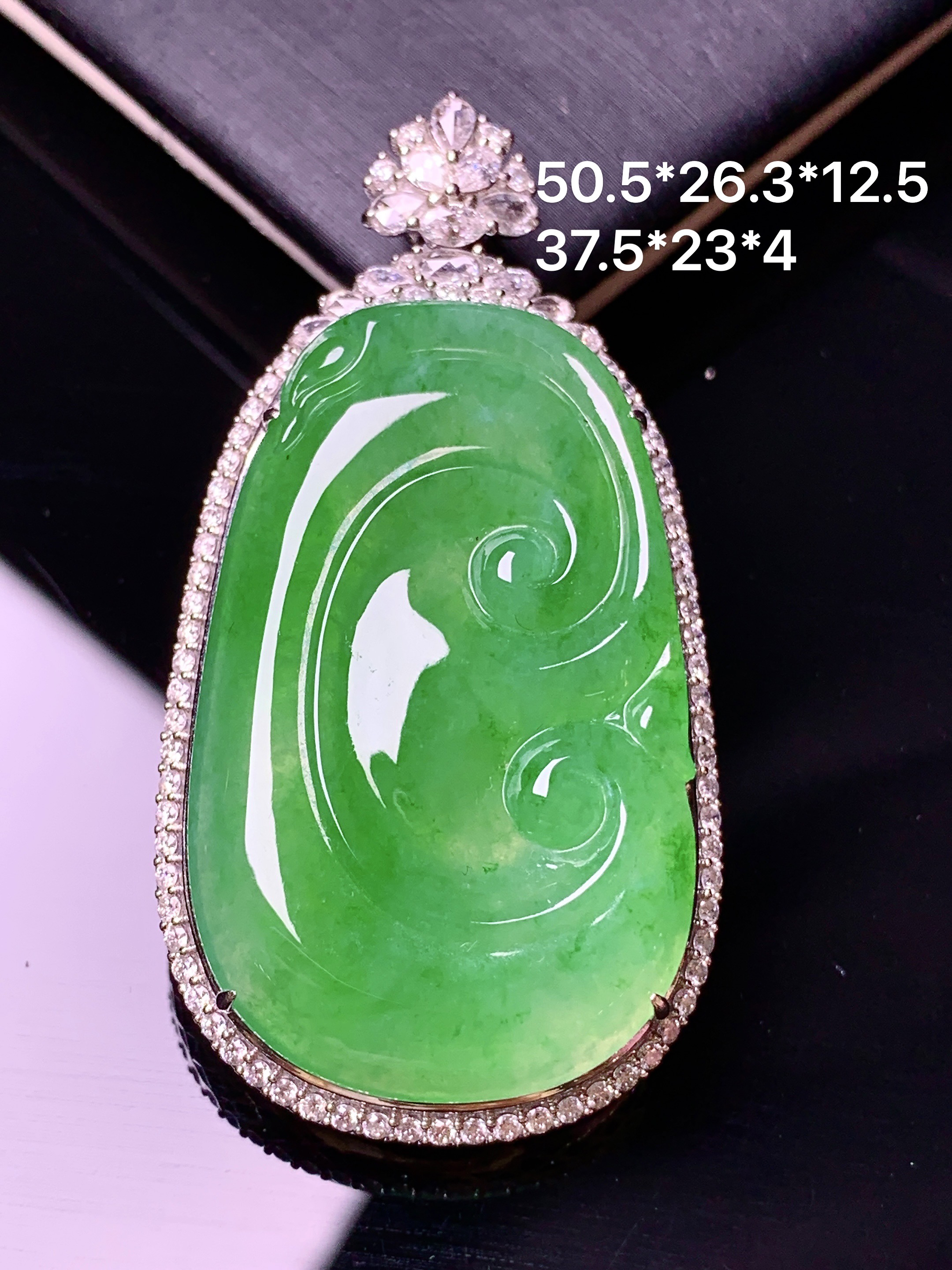 18k金钻镶嵌翠绿如意吊坠 玉质细腻 色泽艳丽 整体尺寸50.5*26.3*12.5t3