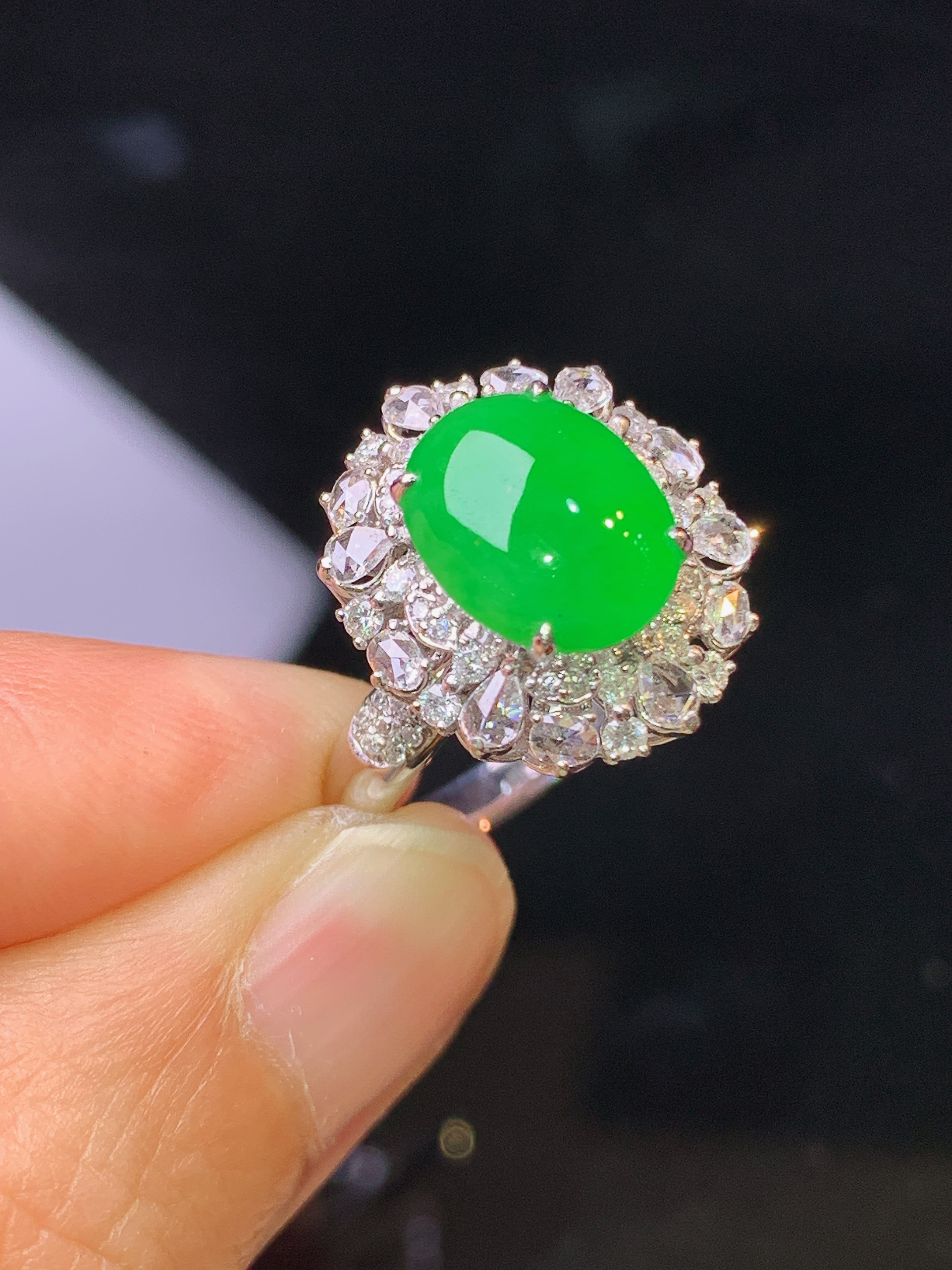 18k金钻镶嵌满绿蛋面戒指 玉质细腻 色泽艳丽 圈口14 整体尺寸16.8*14.6*9.8