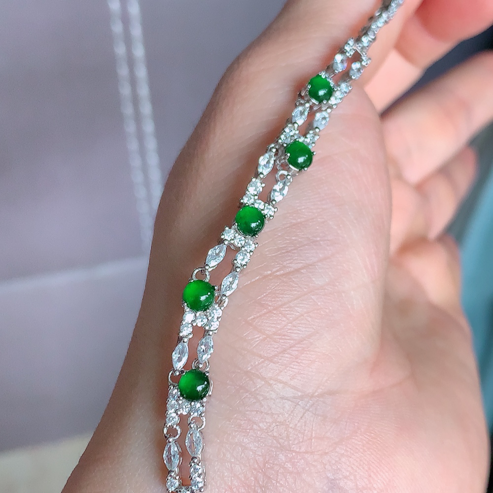 冰润翡翠满绿蛋面手链，水水润润，珠圆玉润，颜色鲜艳，妙明清净，清秀高雅，佩戴效果优雅迷人！性价比超值 W481.9  整体尺寸：84.5-5.8-5mm  取一裸石尺寸：4mm