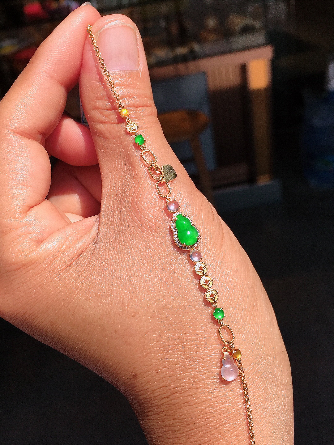 阳绿葫芦手链，色泽均匀艳丽，玉质细腻，荧光感超
强，饱满圆润，尽显优雅气质，18k
金豪华镶嵌