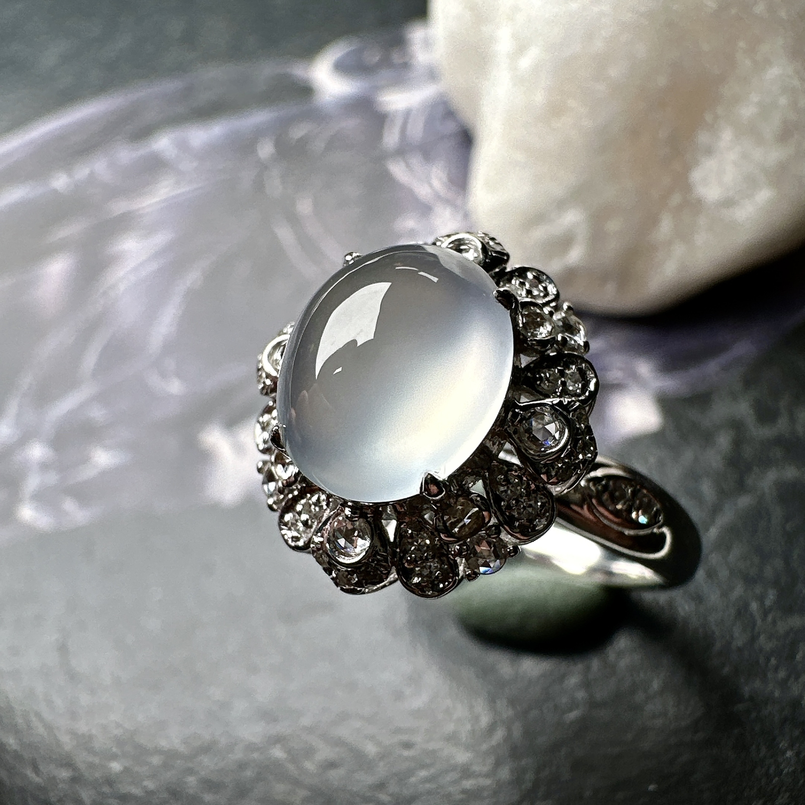 【冰种蛋面戒指】质地细腻，饱满度很好，晶莹剔透，18k金钻镶嵌，裸石尺寸8.6*7.4*4.6毫米