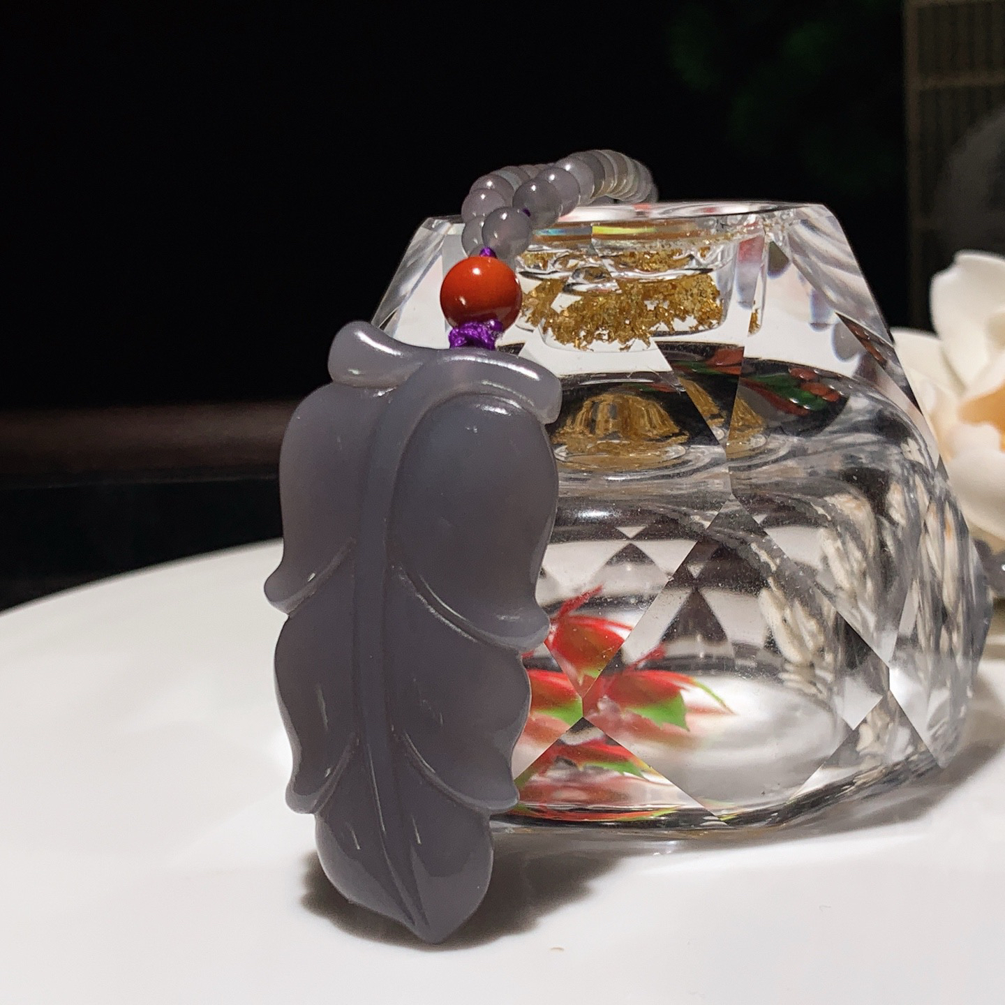 和田玉青海料烟紫金枝玉叶挂件。尺寸46/23/6重26.3克 玉质细腻油润 底色纯净 脂粉好，品质好