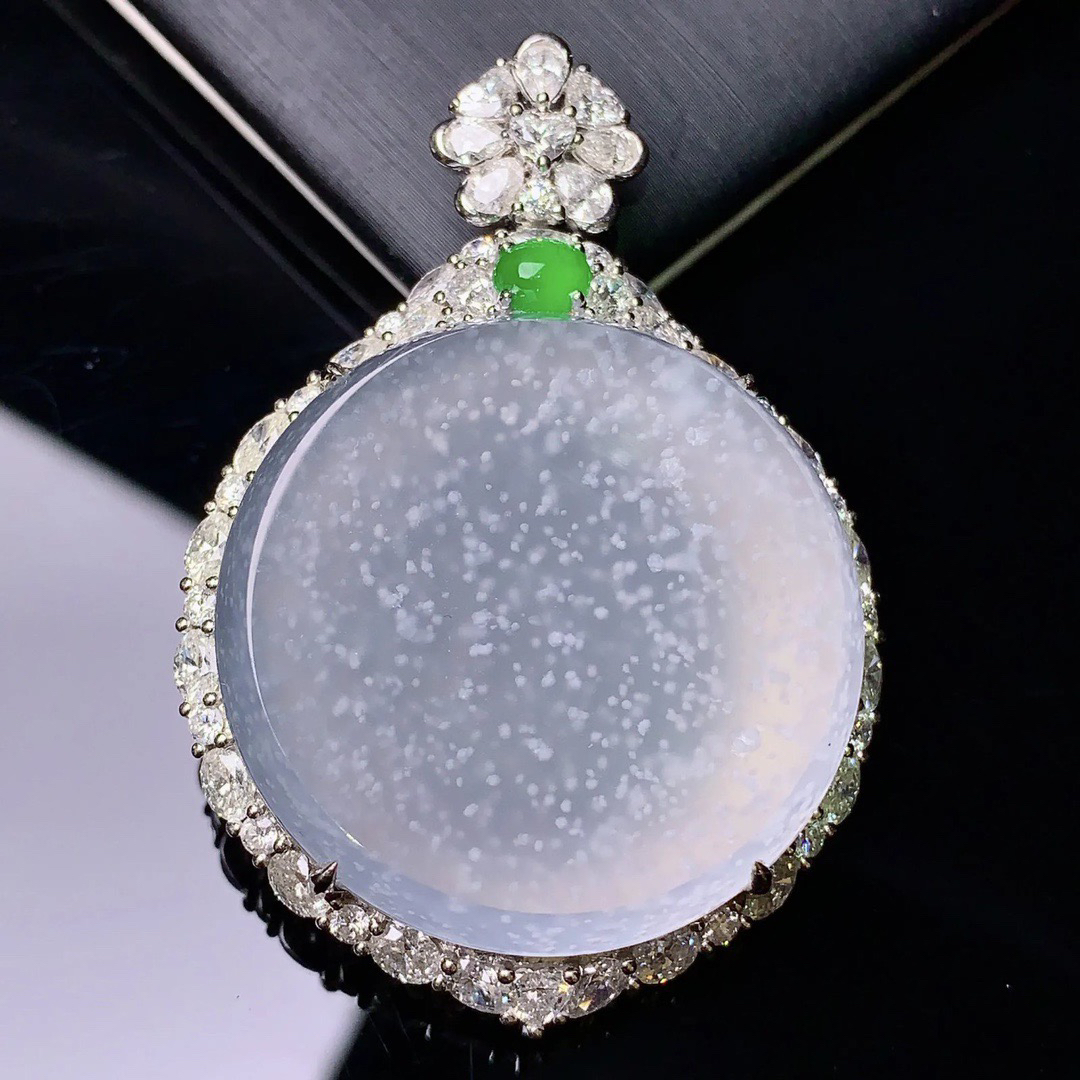 18k金钻镶嵌木那料雪花棉圆牌吊坠 玉质细腻 色泽清新艳丽 整体尺寸48.6*33.8*12.5t1