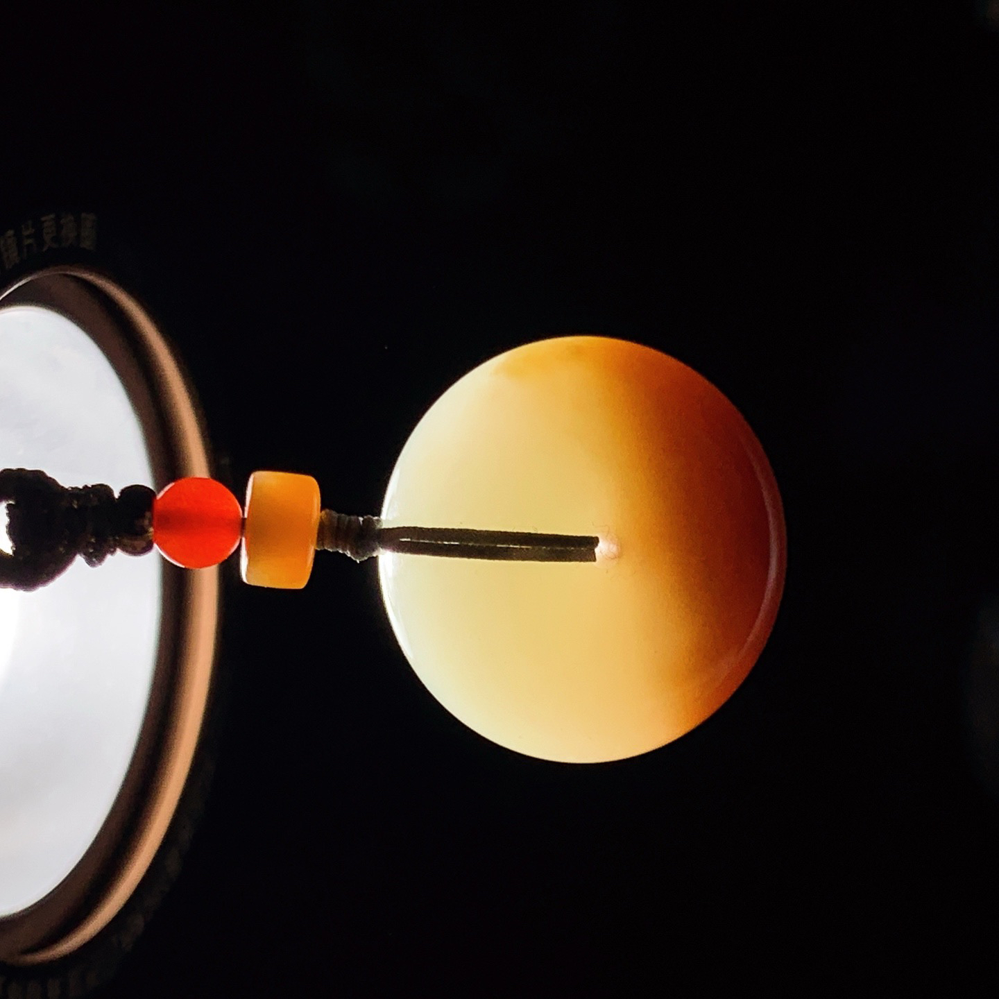 新疆和田玉白且末糖平安扣挂件。尺寸23/10重12.7克。玉质细腻油润。手推出油。佩戴高端典雅。lt260309