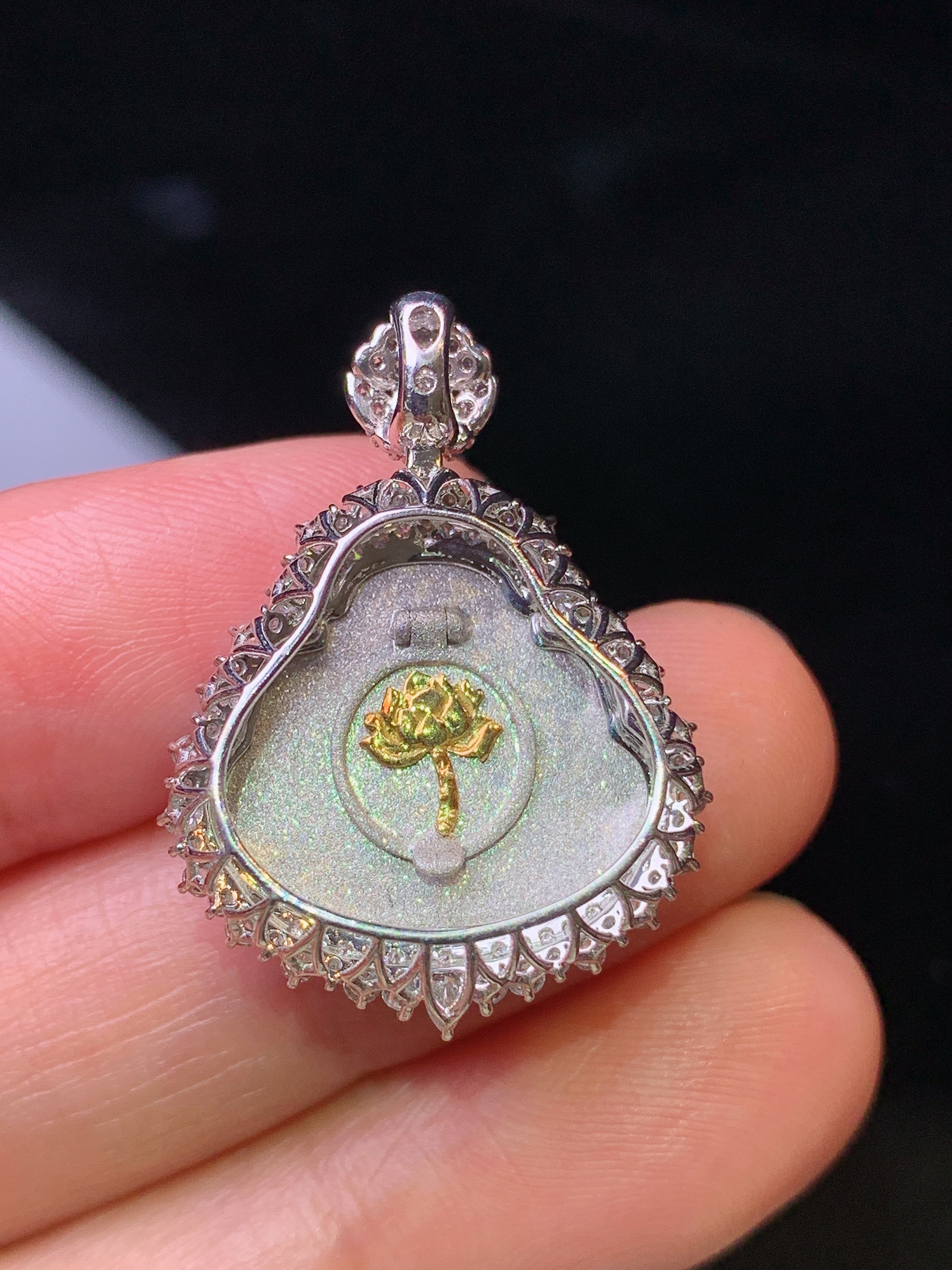 18k金钻镶嵌黄翡佛公吊坠 玉质细腻 色泽艳丽 整体尺寸27.8*20.8*9.2t1