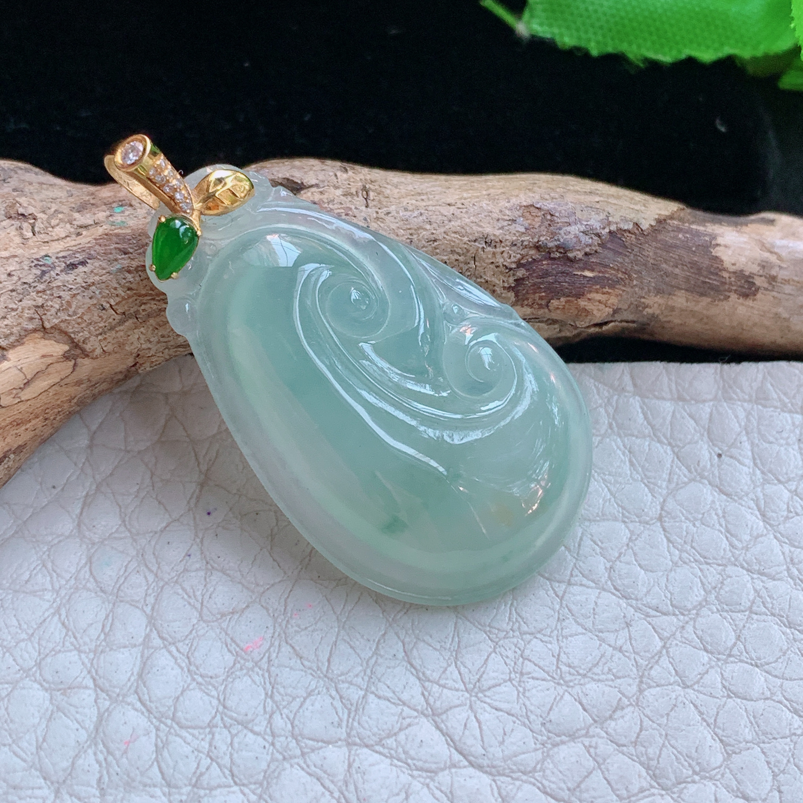 gp实拍38*20*5.2缅甸翡翠a货精雕冰晴如意玉吊坠 玉挂件