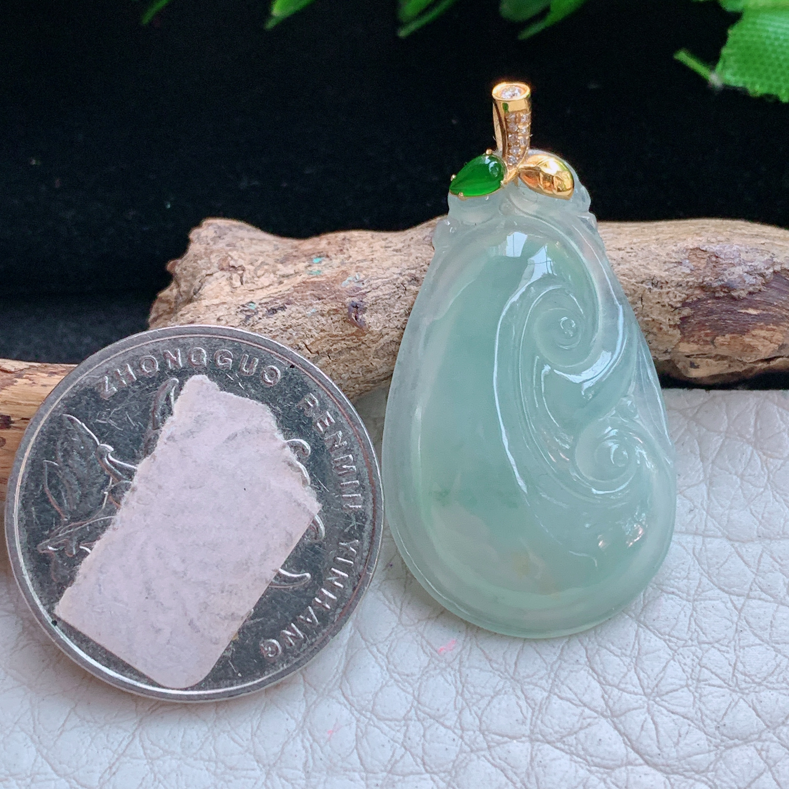 gp实拍38*20*5.2缅甸翡翠a货精雕冰晴如意玉吊坠 玉挂件