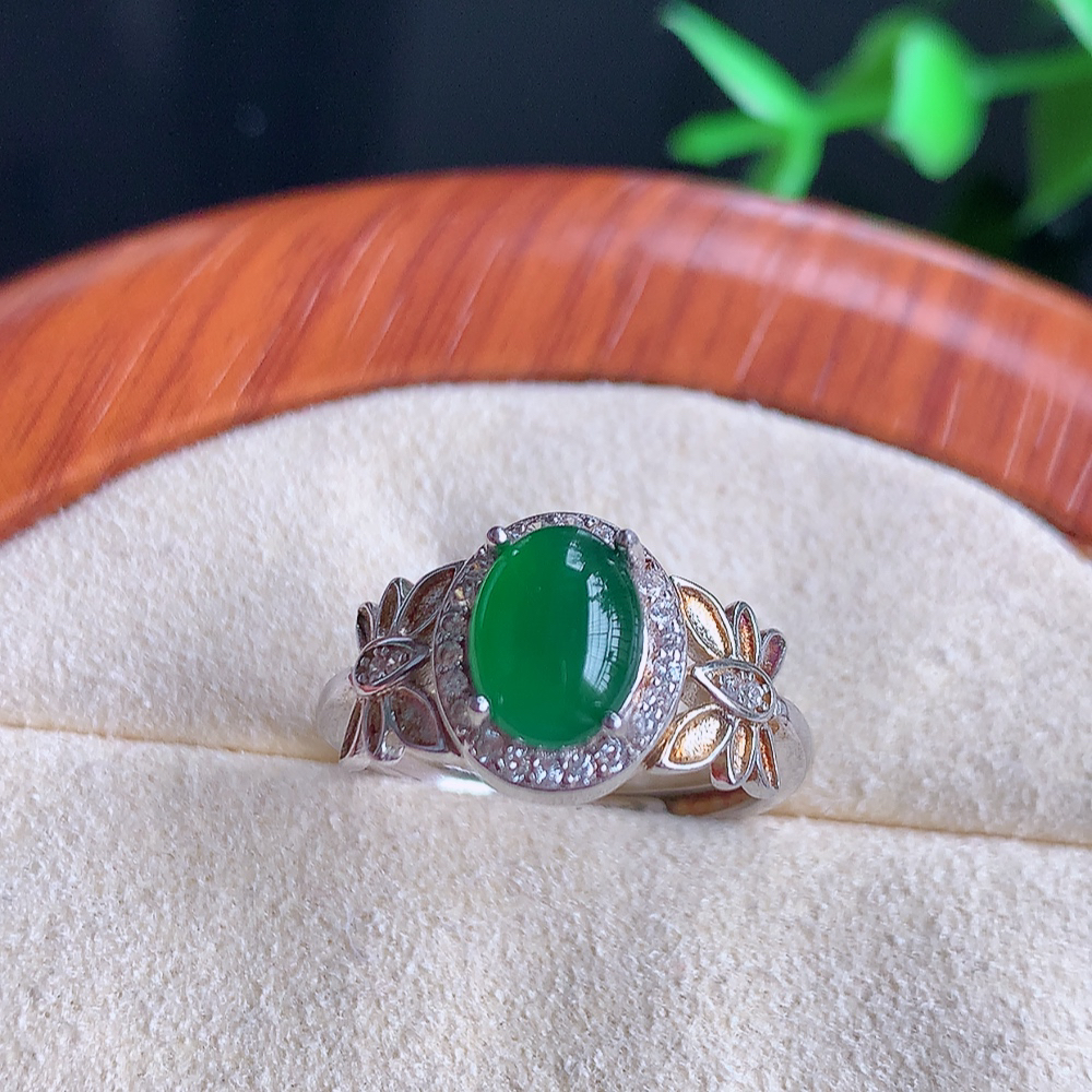 冰润满绿精美环形翡翠戒指  玉质细腻  冰清玉润  飘花灵动  颜色漂亮  W481.9   内径尺寸：17mm  裸石尺寸：8-6mm