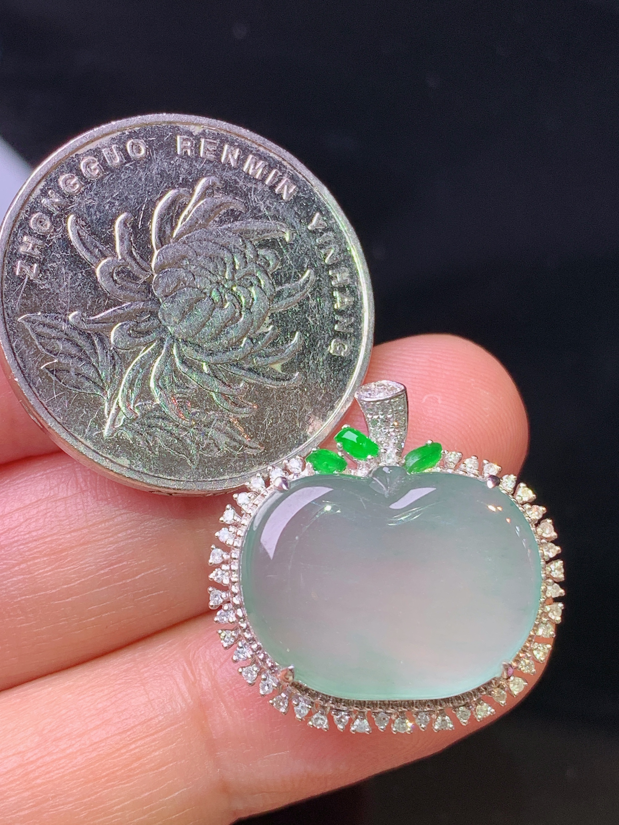 18k金钻镶嵌冰种苹果吊坠 玉质细腻 色泽艳丽 整体尺寸21.5*21.5*8.5x2