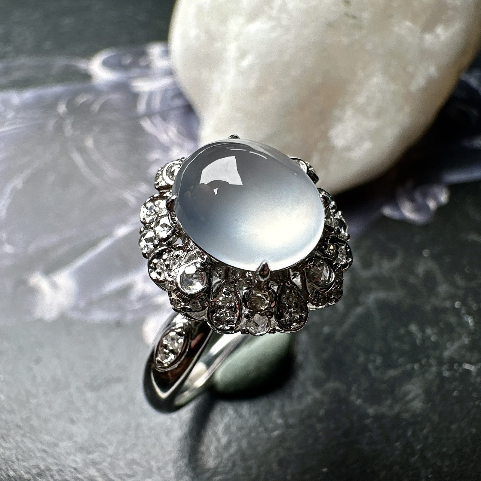 【冰种蛋面戒指】质地细腻，饱满度很好，晶莹剔透，18k金钻镶嵌，裸石尺寸8.6*7.4*4.6毫米