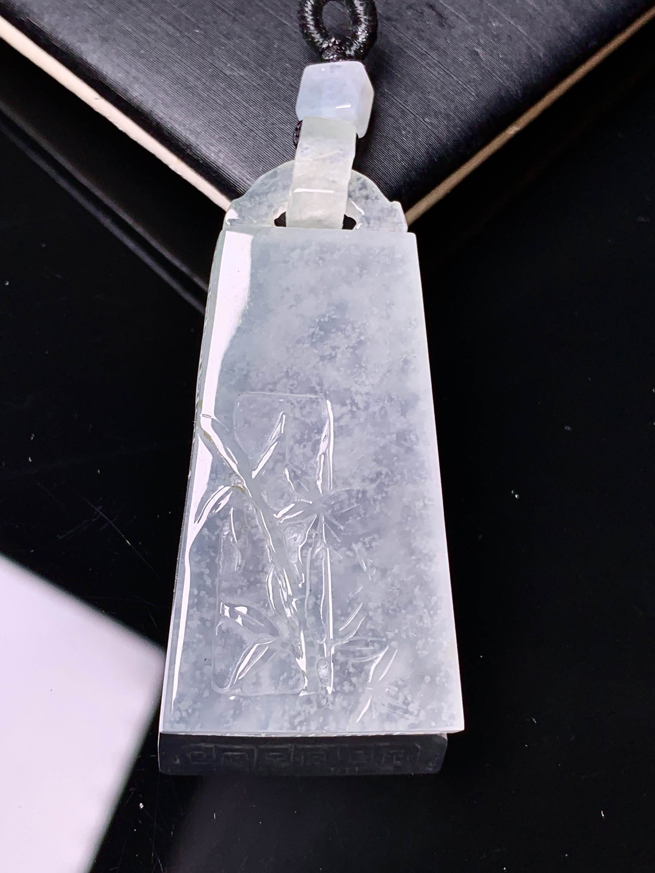 冰种竹节牌吊坠 玉质细腻 色泽艳丽清新 水润亮眼 整体尺寸42*20.8*5.8j1