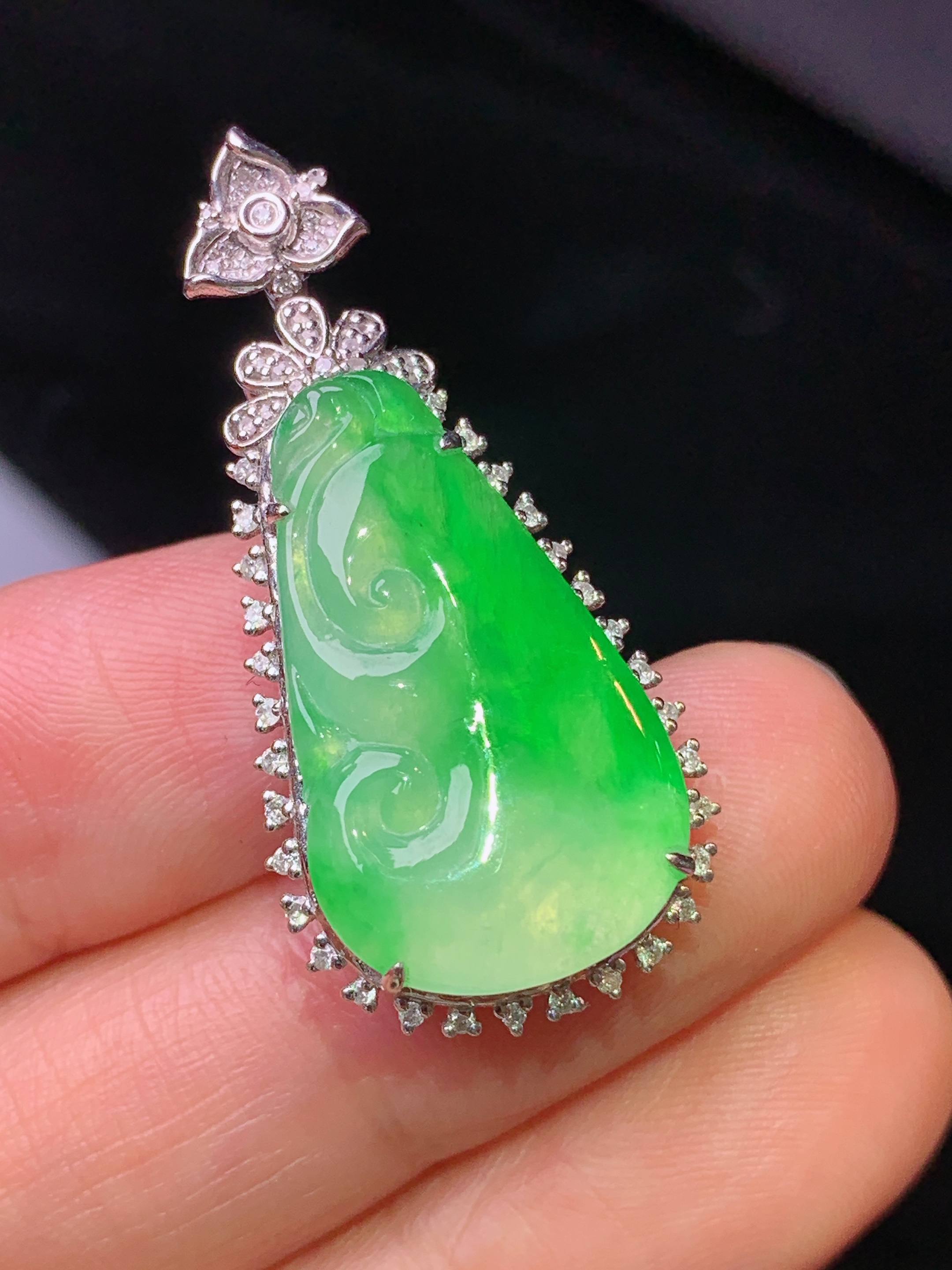 18k金钻镶嵌翠绿如意吊坠 玉质细腻 色泽艳丽 整体尺寸35*16.5*8x2