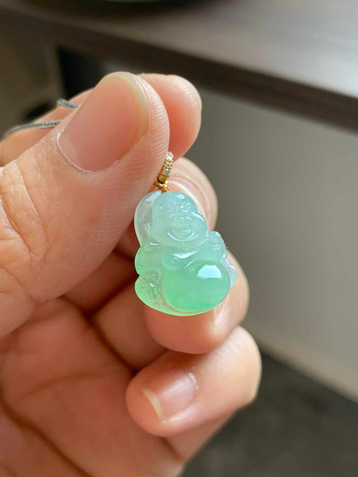 绿水底小佛公
裸石18.5*14.9*6 整体长度24.5mm
18k金钻石扣头