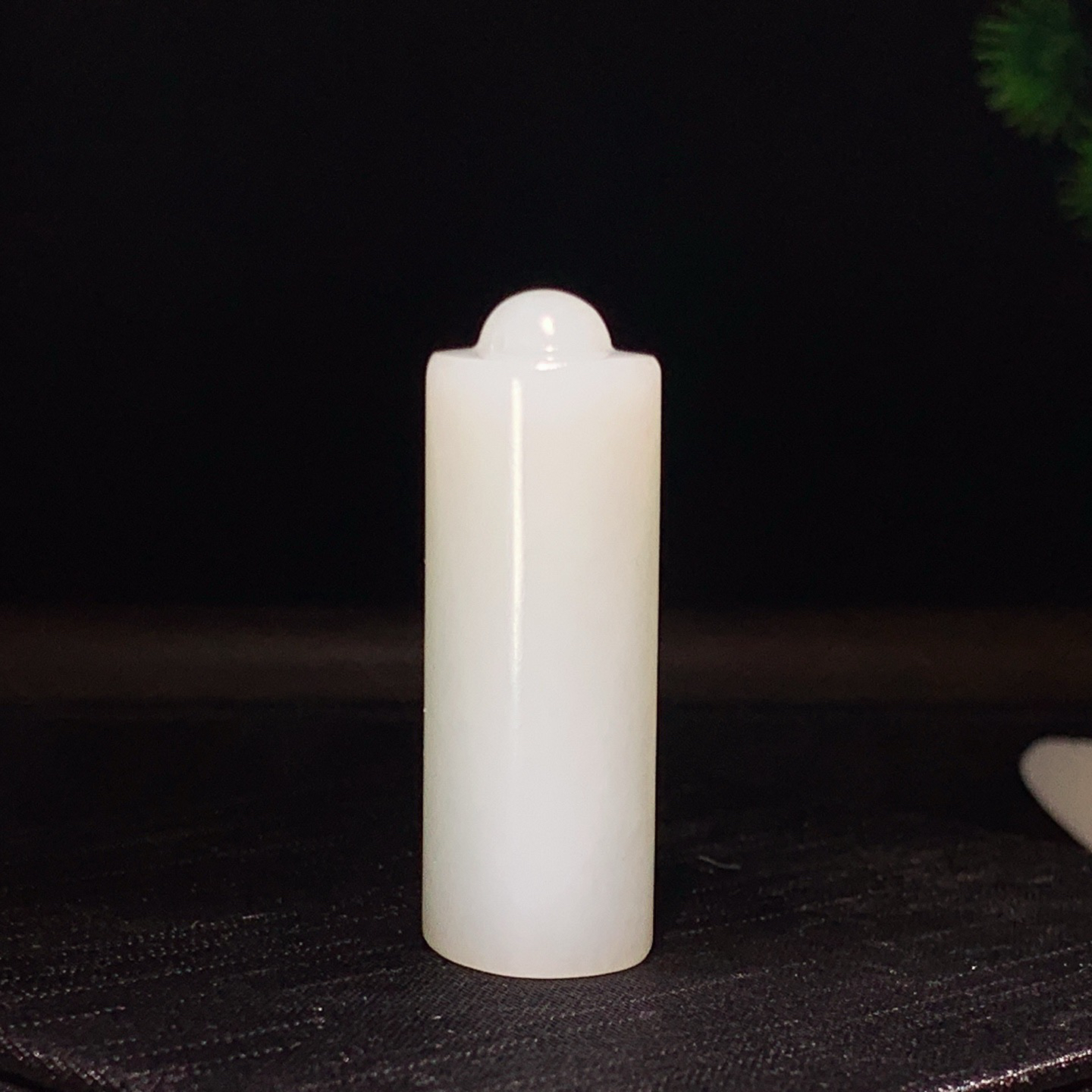 新疆和田玉平安无事牌挂件。尺寸41/15/13重18克。玉质细腻油润。手推出油。佩戴高端典雅。lt260310