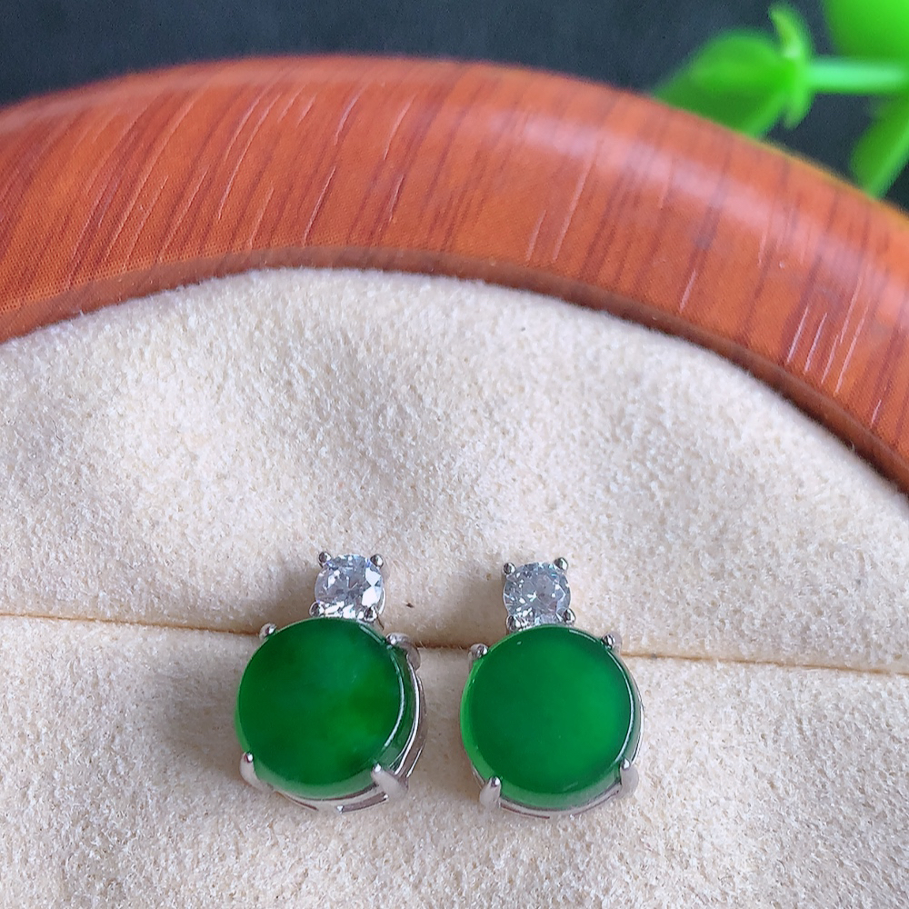 冰透满绿翡翠耳坠，自然光实拍，翠色灵动，颜色漂亮，种老水足，品相佳，佩戴佳品！W481.9  取一尺寸：11.5-8-5mm  裸石尺寸：8mm