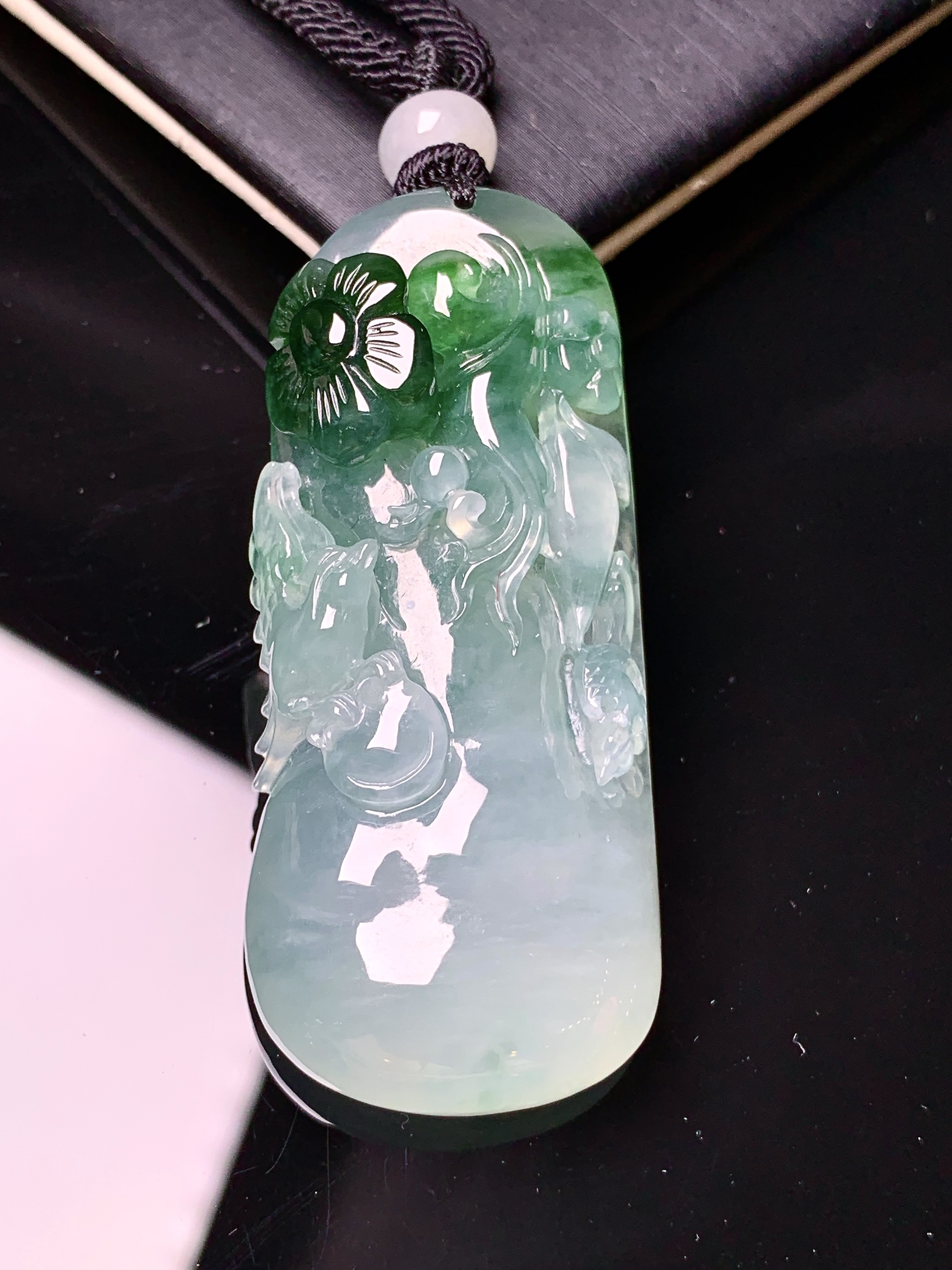 飘绿花开富贵吊坠 玉质细腻 色泽艳丽清新 水润亮眼 整体尺寸52.5*25.6*10.2L1