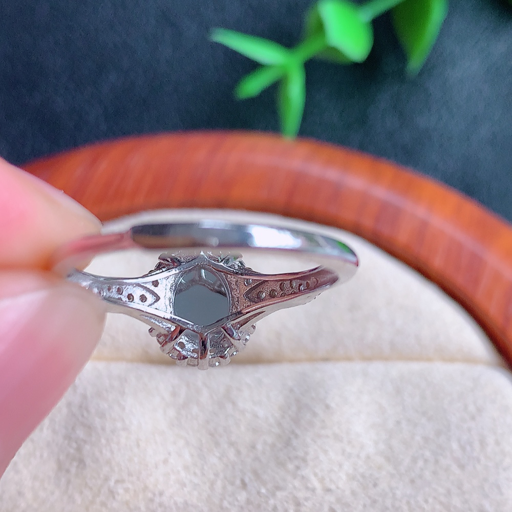 冰润满绿精美环形翡翠戒指  玉质细腻  冰清玉润  飘花灵动  颜色漂亮  W815.9   内径尺寸：18mm  裸石尺寸：8-6mm