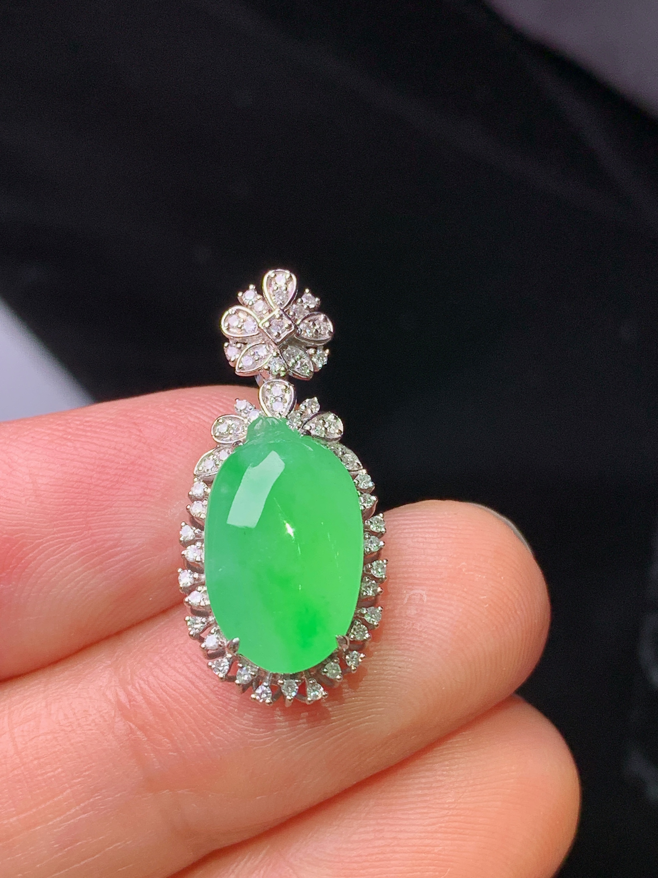 18k金钻镶嵌翠绿福瓜吊坠 玉质细腻 色泽艳丽 整体尺寸24.5*11.3*8.2x2