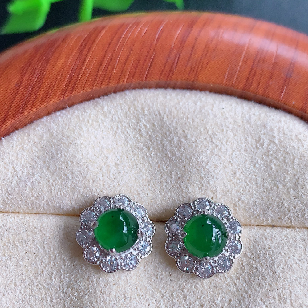 冰透满绿翡翠耳坠，自然光实拍，翠色灵动，颜色漂亮，种老水足，品相佳，佩戴佳品！W481.9  取一尺寸：10-5mm  裸石尺寸：5.5mm